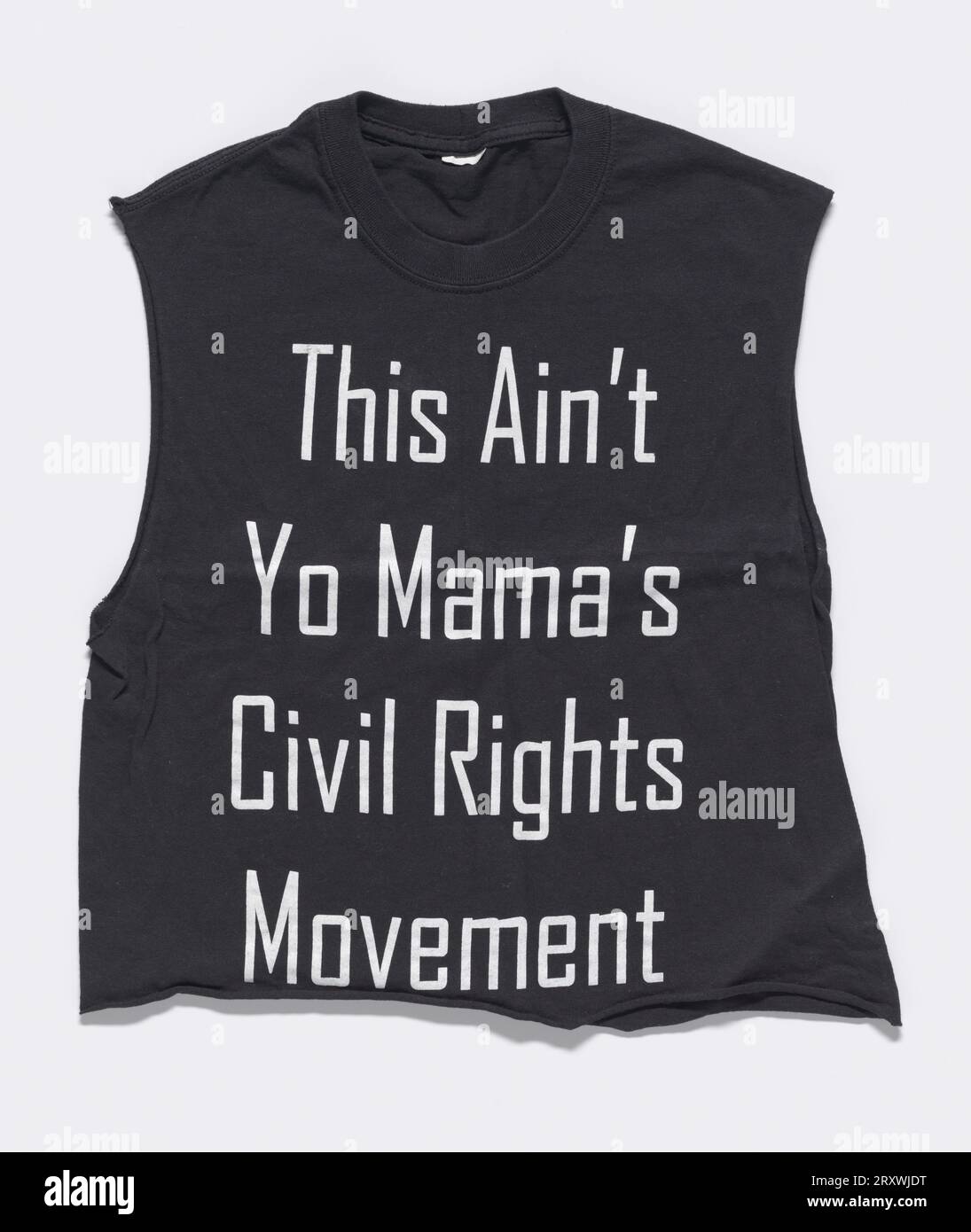 Schwarzes T-Shirt mit weißem Schriftzug „This Ain¿t/Yo Mama¿s/Civil Rights/Movement¿ auf der Vorderseite. Ärmel und Unterkante des Materials wurden abgeschnitten. Stockfoto