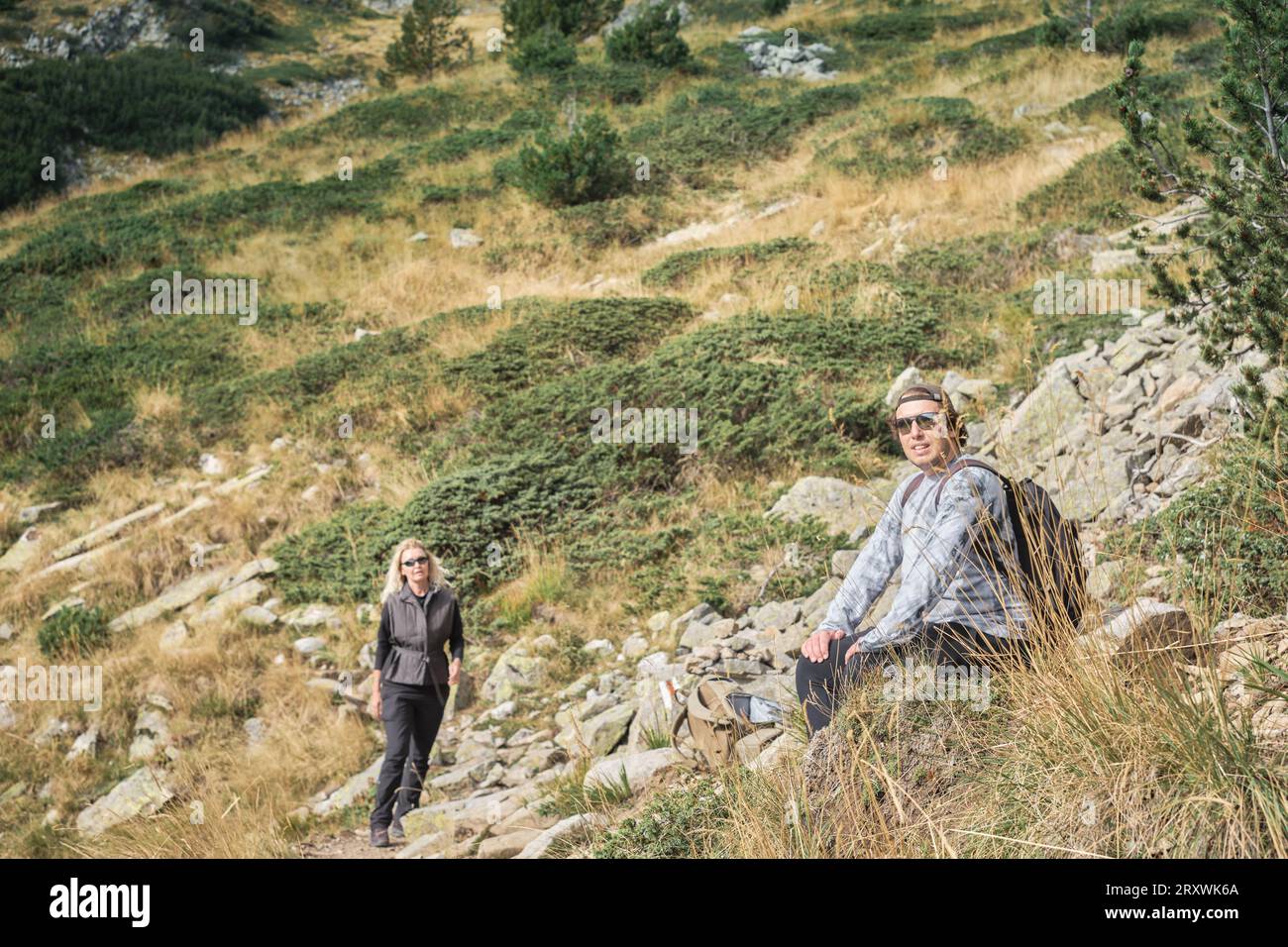 Junger Mann und Erwachsene, die Berge im Urlaub erklimmen, Sportkonzept und Erfolg Stockfoto