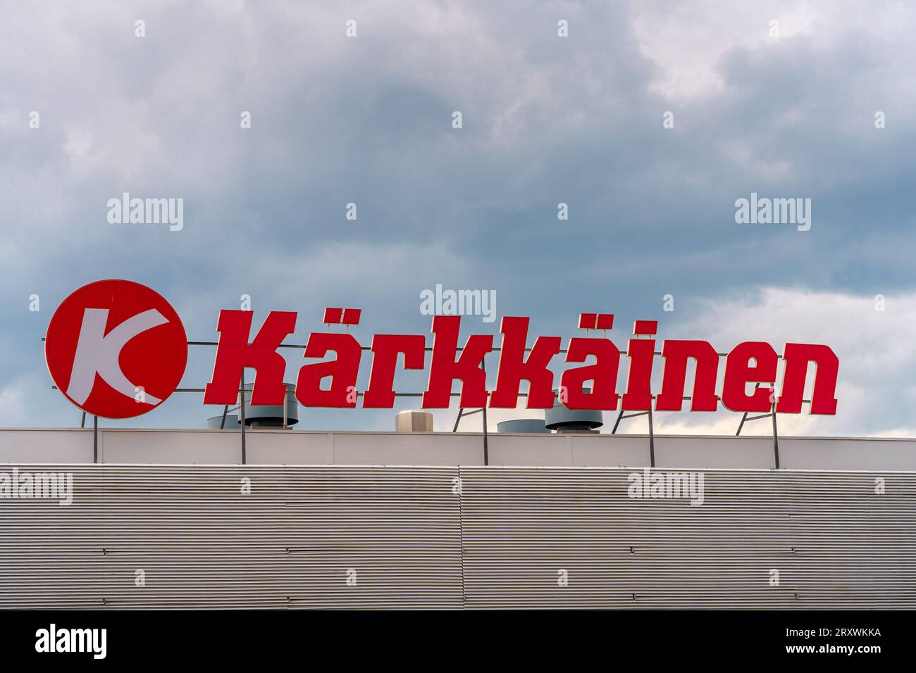 Logo des Kaufhauses Kärkkäinen in Lahti, Finnland. Juli 30, 2023. Stockfoto