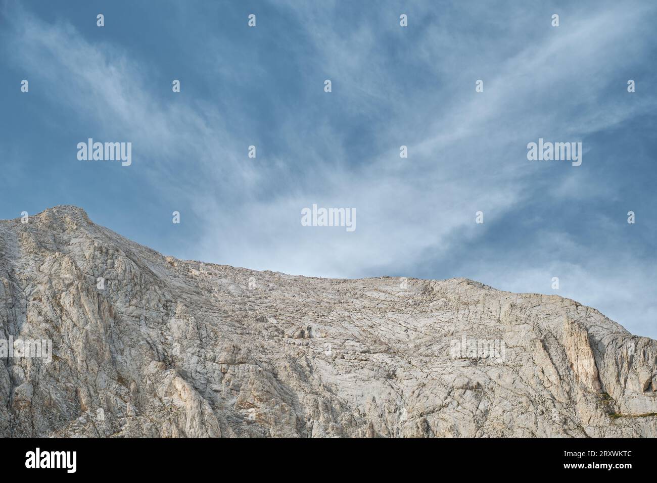 Blick auf den Kamm von Vihrena vom Kazana Shelter, aktive Erholung und Wandern auf den beliebten Routen Stockfoto