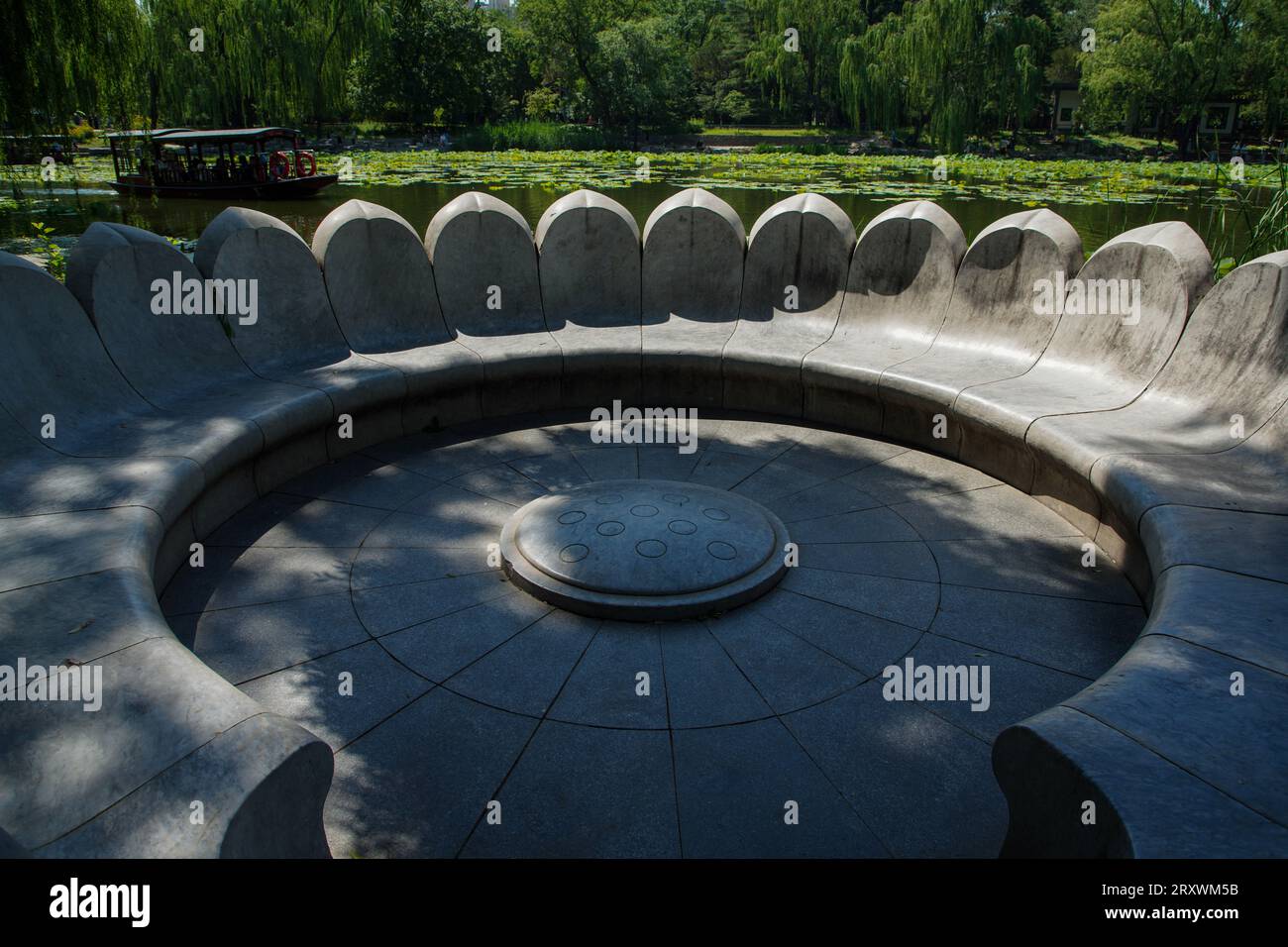 Beijing City, China - 22. Juni 2023: Stone Lotus Seat, Purple Bamboo Park, Haidian District, Peking. Stockfoto