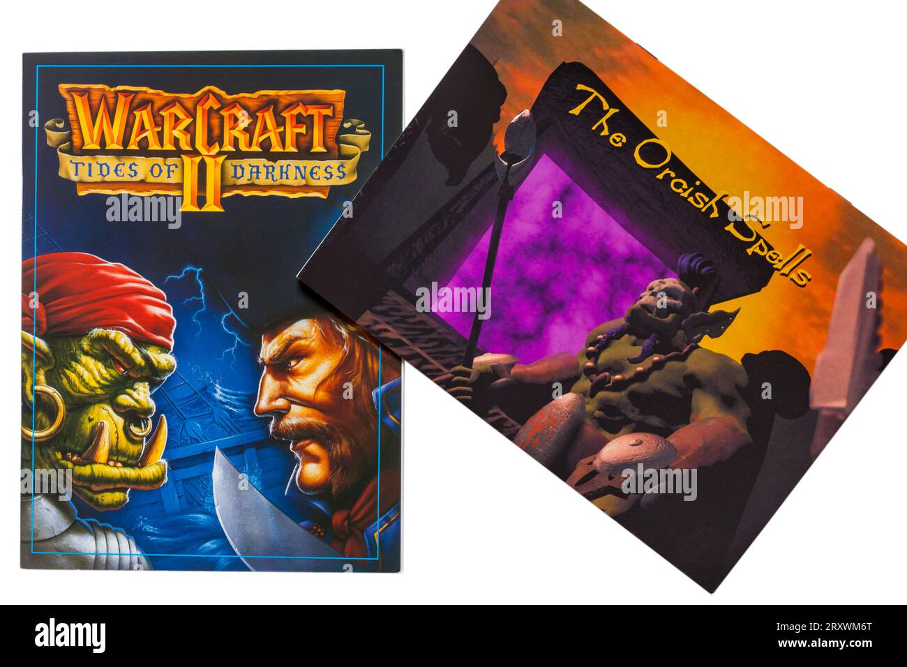 Warcraft II Tides of Darkness Deluxe-Computerspiel mit dem Buch der Orkischen Zaubersprüche auf weißem Hintergrund Stockfoto