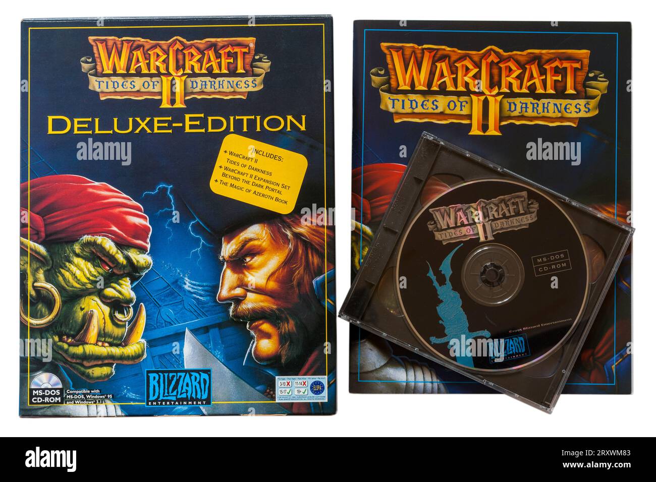 Warcraft II Tides of Darkness Deluxe-Computerspiel mit Buch und Scheibe isoliert auf weißem Hintergrund Stockfoto
