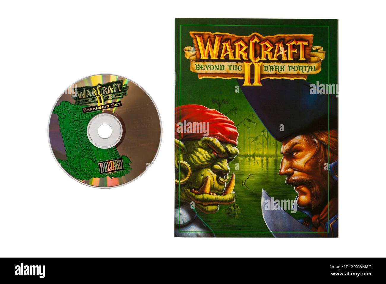 Warcraft II Tides of Darkness Deluxe-Computerspiel, Warcraft II Beyond the Dark Portal Buch und CD isoliert auf weißem Hintergrund Stockfoto