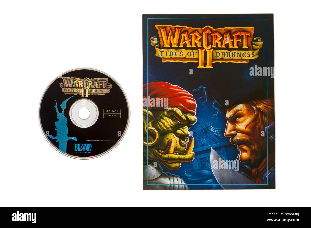 Warcraft II Tides of Darkness Deluxe-Edition Computerspiel, Buch und Disc isoliert auf weißem Hintergrund Stockfoto