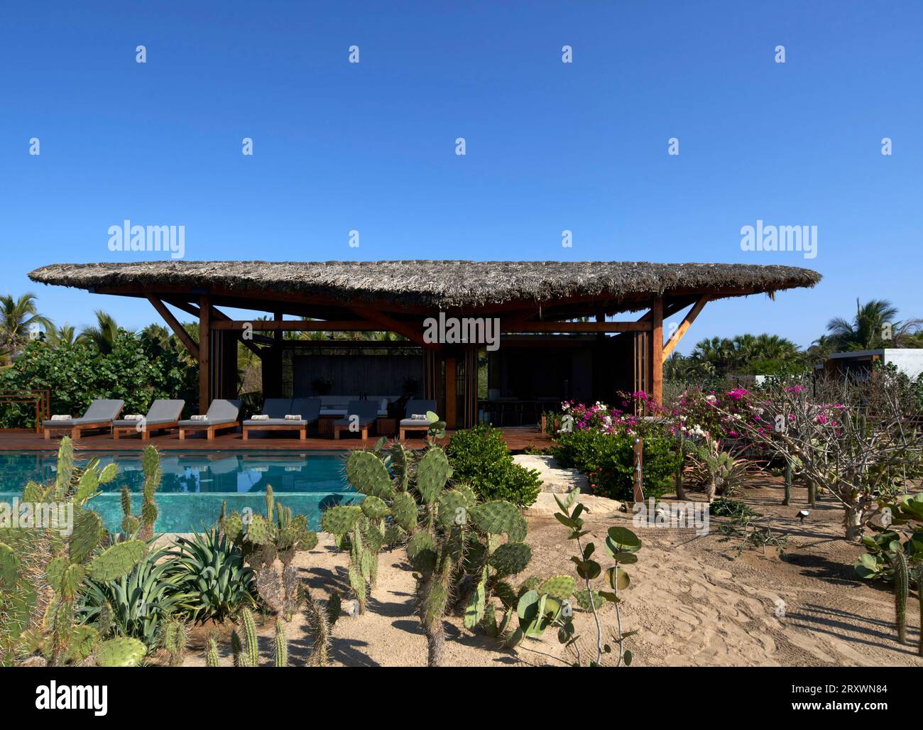 Blick auf das Haupthaus mit Strohdach. Casa Leria, Puerto Escindido, Mexiko. Architekt: TAC Taller Alberto Calleja, 2023. Stockfoto
