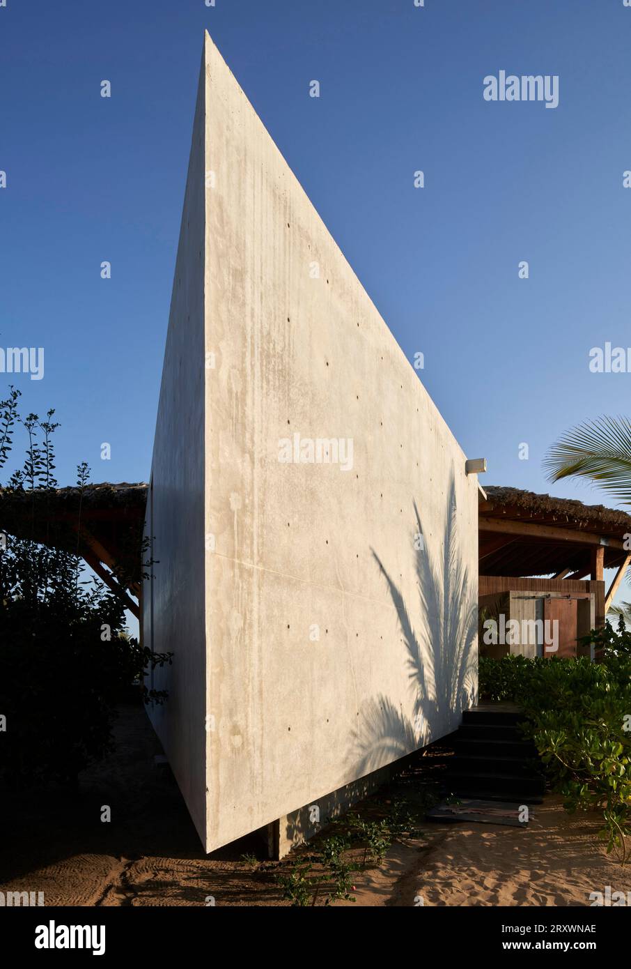 Flossenförmiges Betonvolumen vor dem Haupthaus. Casa Leria, Puerto Escindido, Mexiko. Architekt: TAC Taller Alberto Calleja, 2023. Stockfoto