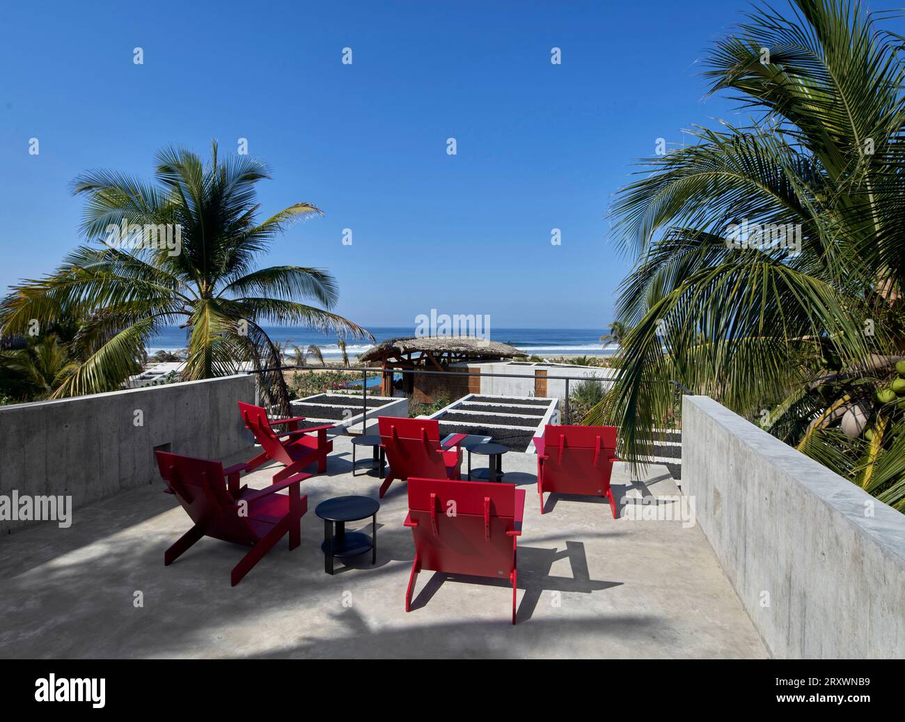 Dachterrasse mit Blick auf den Strand und das Meer. Casa Leria, Puerto Escindido, Mexiko. Architekt: TAC Taller Alberto Calleja, 2023. Stockfoto