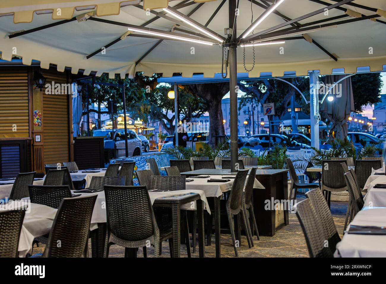 Mitternachtsstimmung eines Cafés in Syrakus auf der Insel Sizilien, Italien Stockfoto