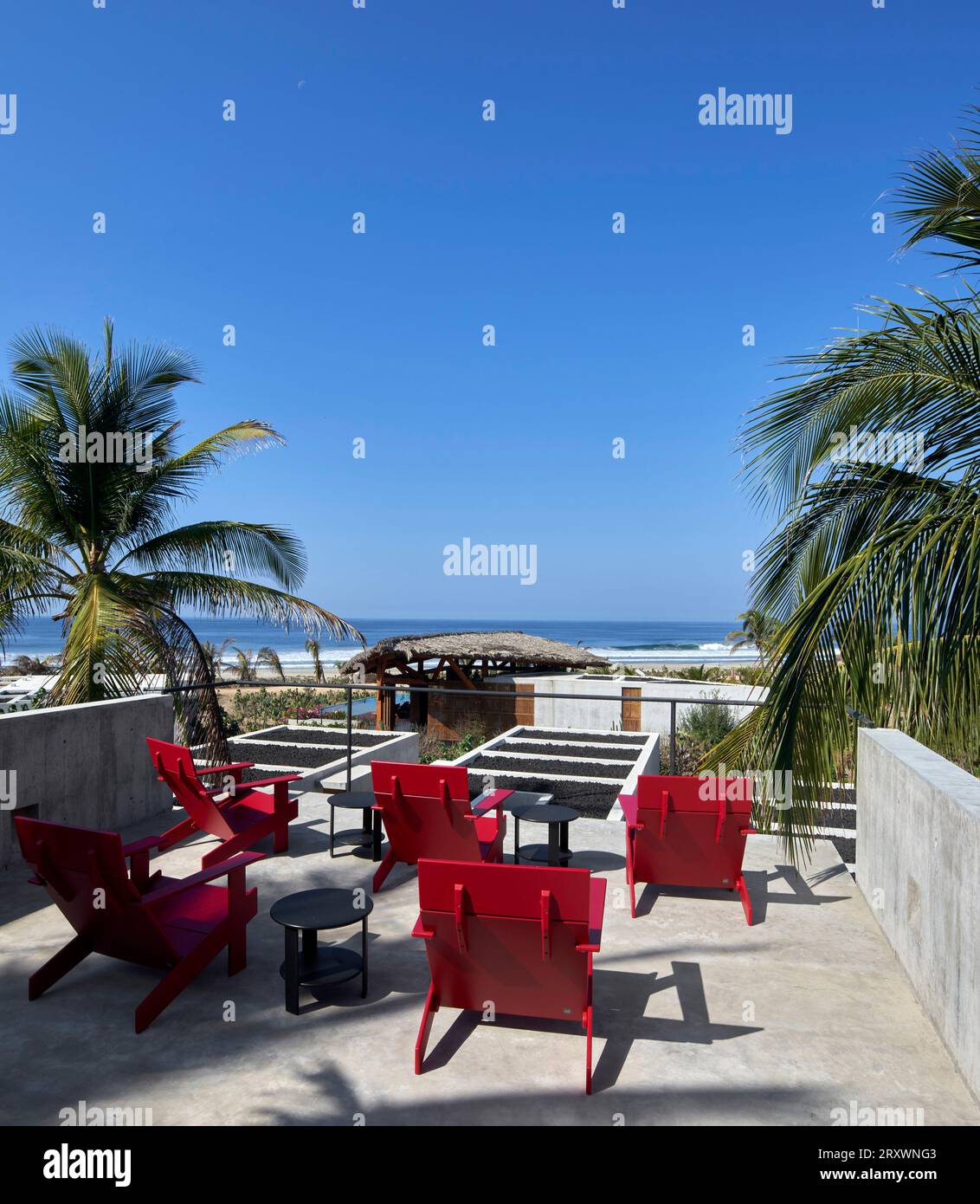 Dachterrasse mit Blick auf den Strand und das Meer. Casa Leria, Puerto Escindido, Mexiko. Architekt: TAC Taller Alberto Calleja, 2023. Stockfoto