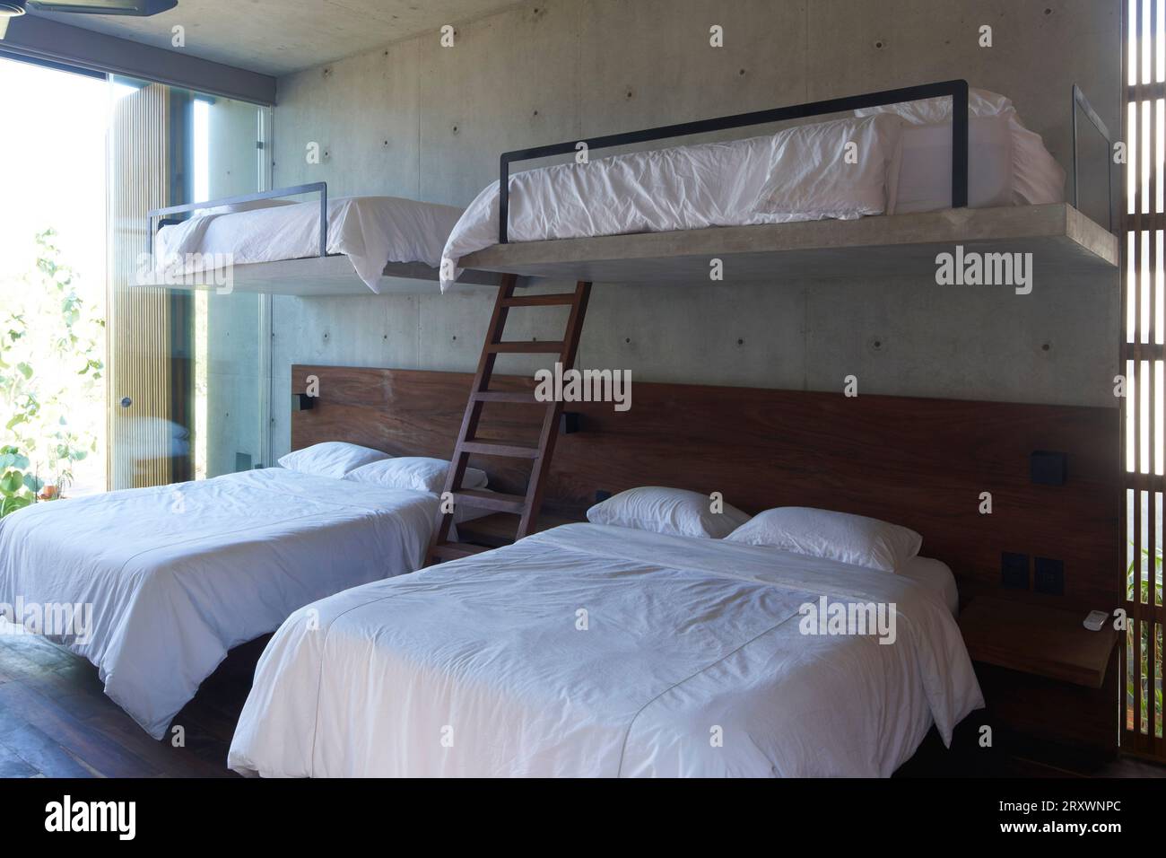 Schlafzimmer. Casa Leria, Puerto Escindido, Mexiko. Architekt: TAC Taller Alberto Calleja, 2023. Stockfoto
