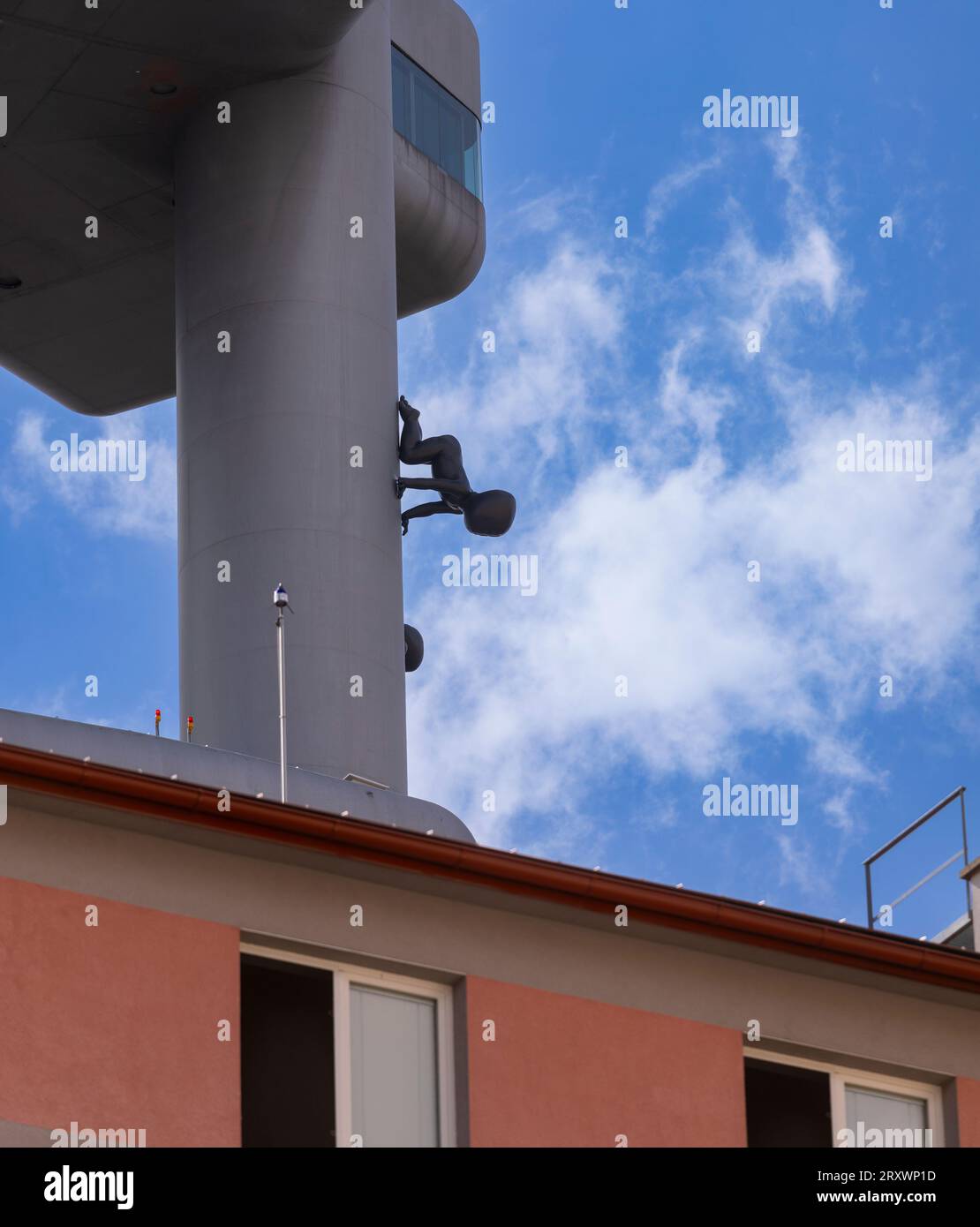 PRAG, TSCHECHISCHE REPUBLIK, EUROPA – Zizkov Television Tower, ein 216 m langer Sendeturm. Auf dem Turm befindet sich der Bildhauer David Cerny Installation Babies. Stockfoto