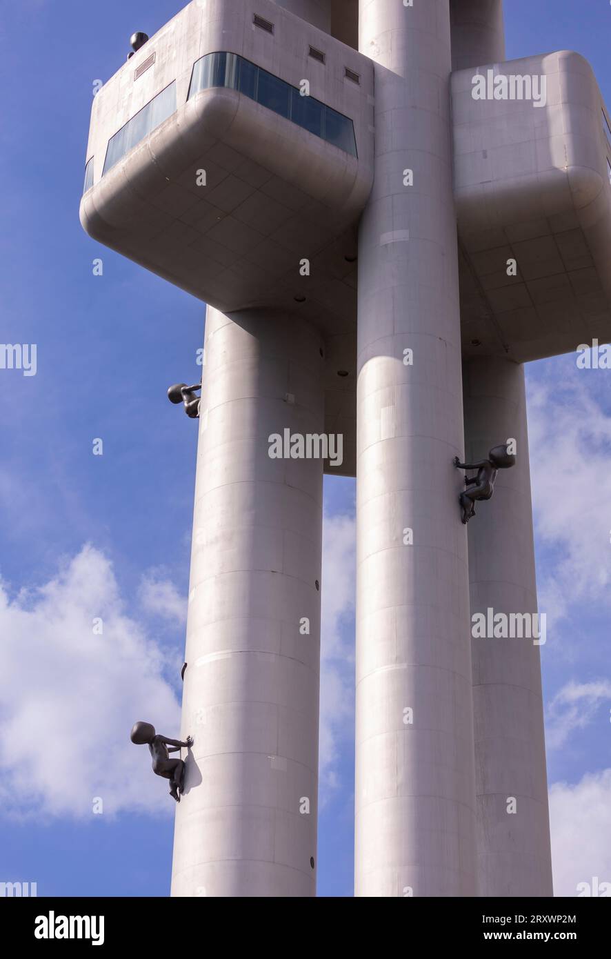 PRAG, TSCHECHISCHE REPUBLIK, EUROPA – Zizkov Television Tower, ein 216 m langer Sendeturm. Auf dem Turm befindet sich der Bildhauer David Cerny Installation Babies. Stockfoto