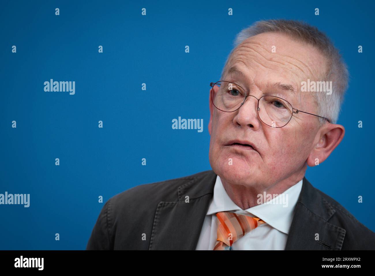 Prof. Dr. Everhard Holtmann, zsh Halle, Universitaet Halle-Wittenberg im Portrait bei der Vorstellung des Jahres zum Stand der deutschen Einheit, Berlin , 27.09.2023 Berlin Berlin Deutschland *** Bundespressekonferenz Präsentation des Jahresberichts zur Lage der deutschen Einheit Prof. Dr. Everhard Holtmann, zsh Halle, Universität Halle Wittenberg im Porträt bei der Präsentation des Jahresberichts zur Lage der deutschen Einheit, Berlin , 27 09 2023 Berlin Deutschland Stockfoto