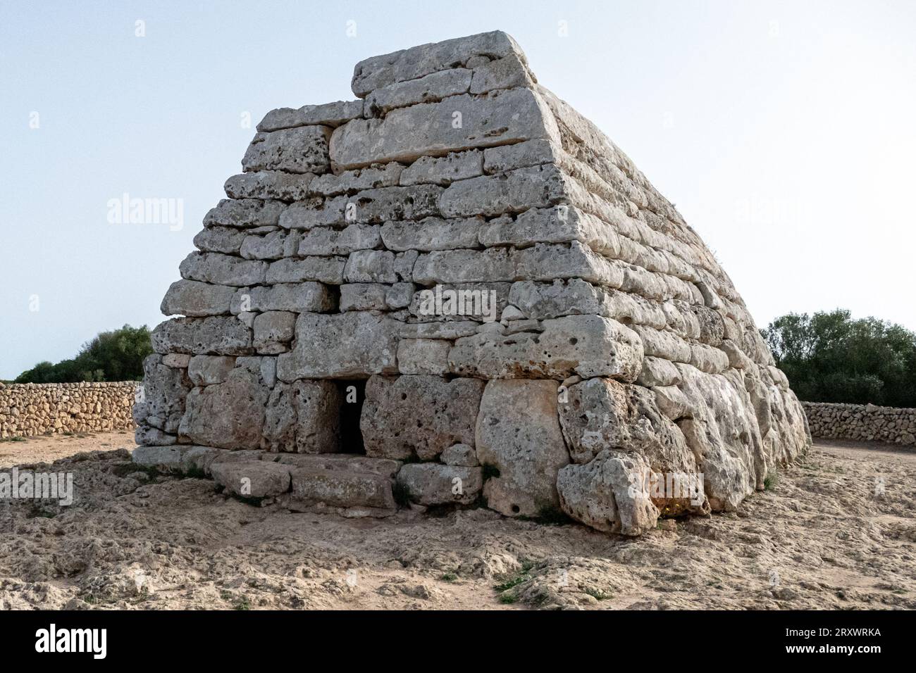 Naveta von es Tudons ist das bemerkenswerteste megalithische Kammergrab auf der Baleareninsel Menorca, Spanien. Es ist der größte und am besten erhaltene Spaß Stockfoto