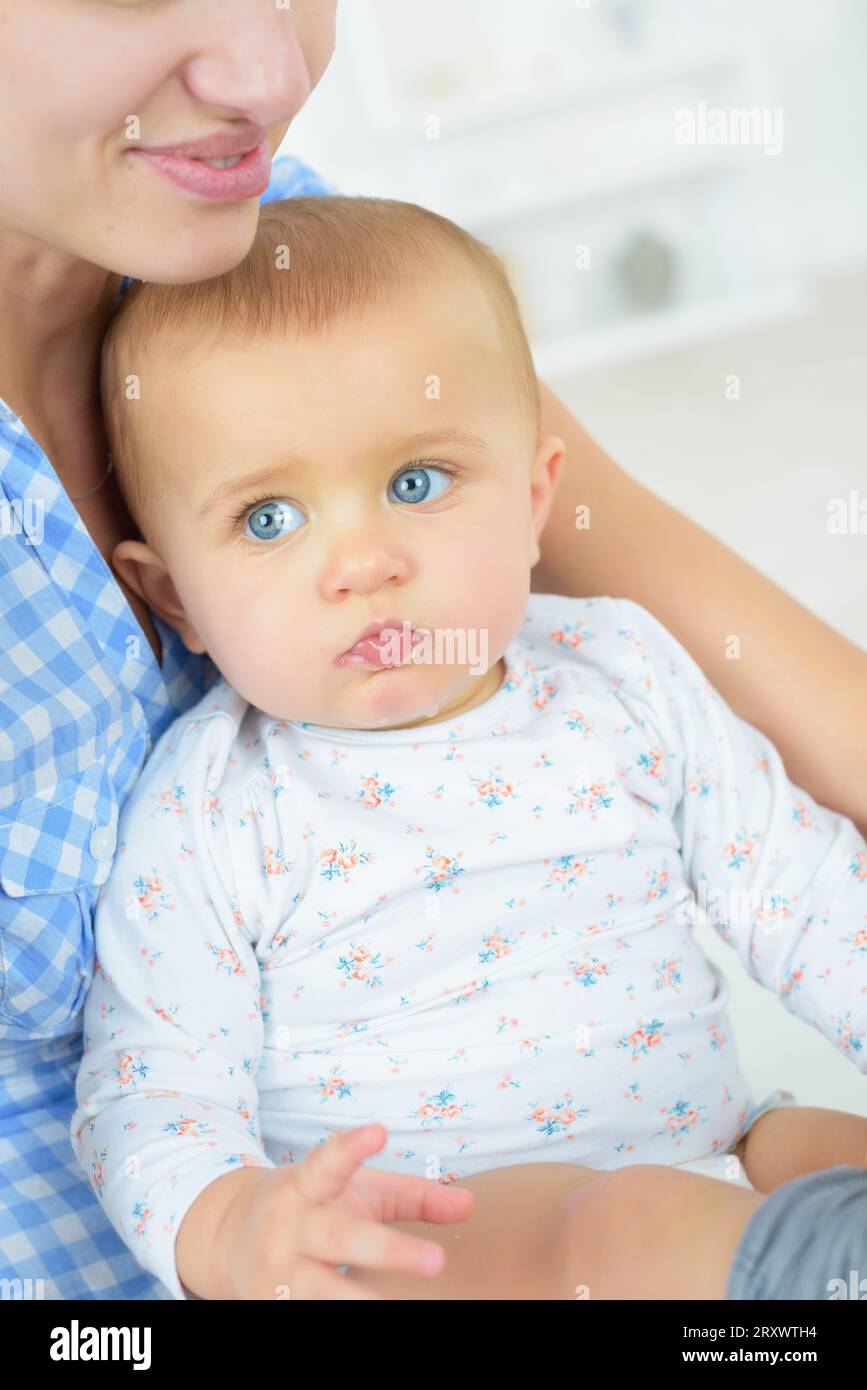 Porträt des Babys auf dem Schoß der Mutter Stockfoto