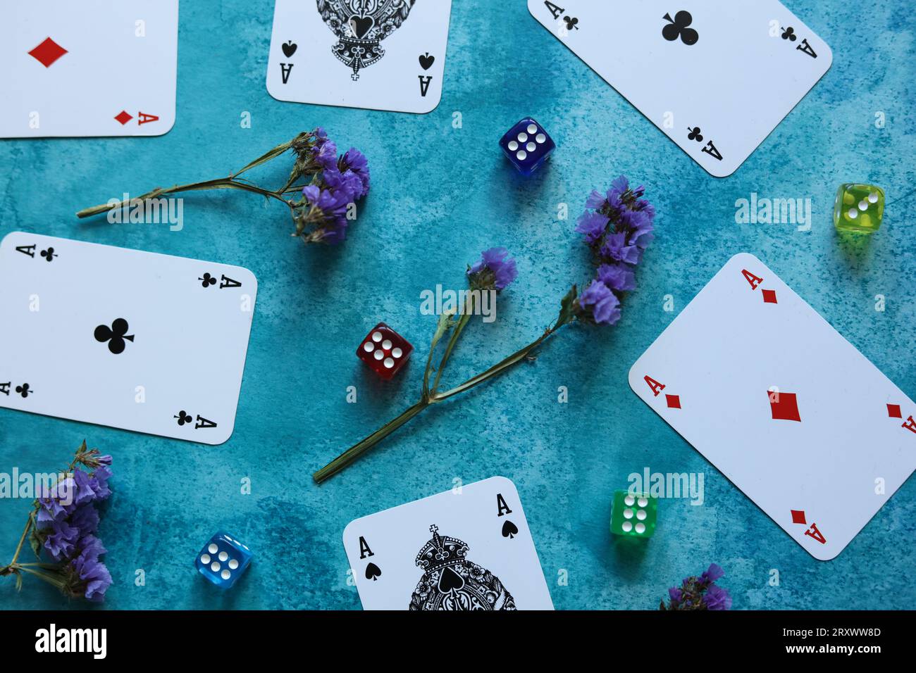 Muster mit Spielkarten, bunten Würfeln und trockenen statice Blumen auf blauem Aquarellhintergrund Stockfoto