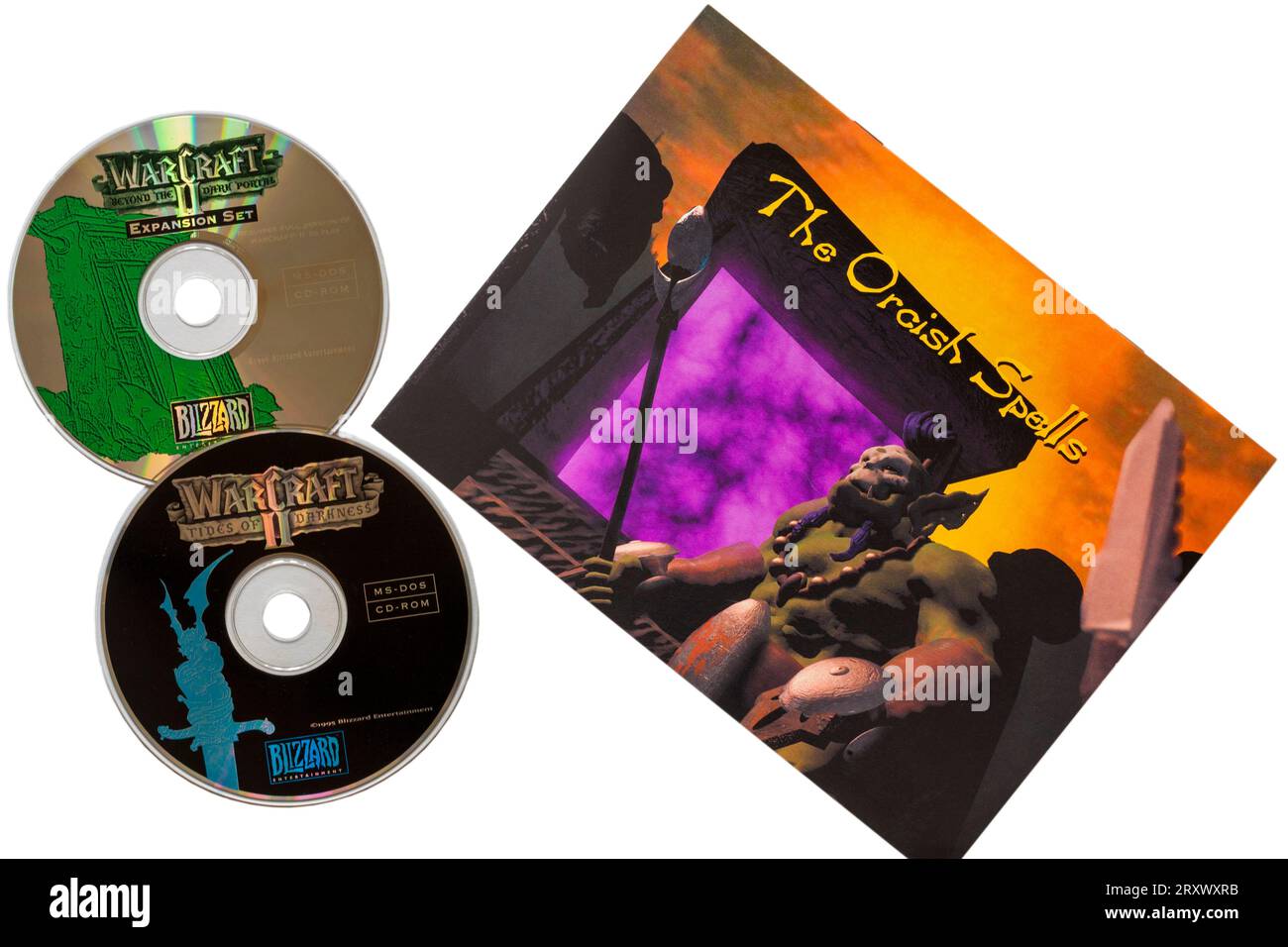 Warcraft II Tides of Darkness Deluxe-Edition-Computerspiel The Orcish Spells Book mit Discs isoliert auf weißem Hintergrund Stockfoto