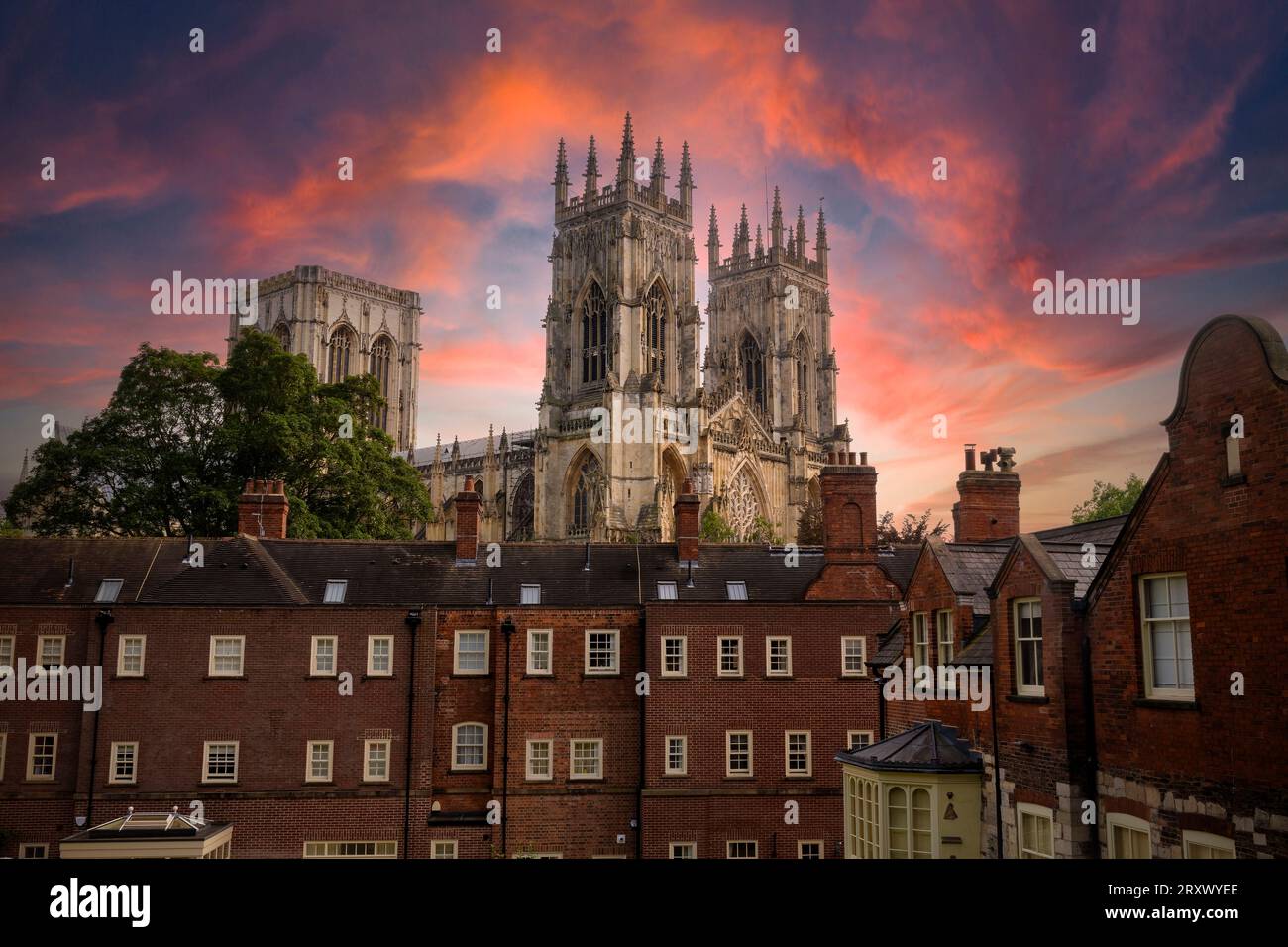 York Minster von Stadtmauern unter einem blutroten Himmel gesehen Stockfoto
