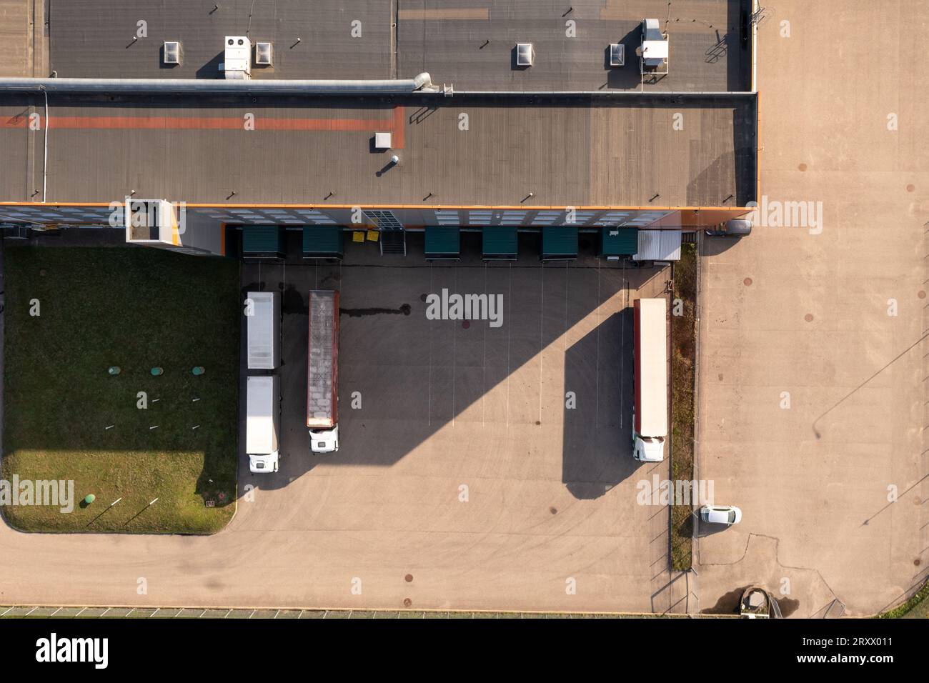 Drohnenfotografie von Logistiklagern und LKWs an sonnigen Tagen. Direkt darüber Stockfoto