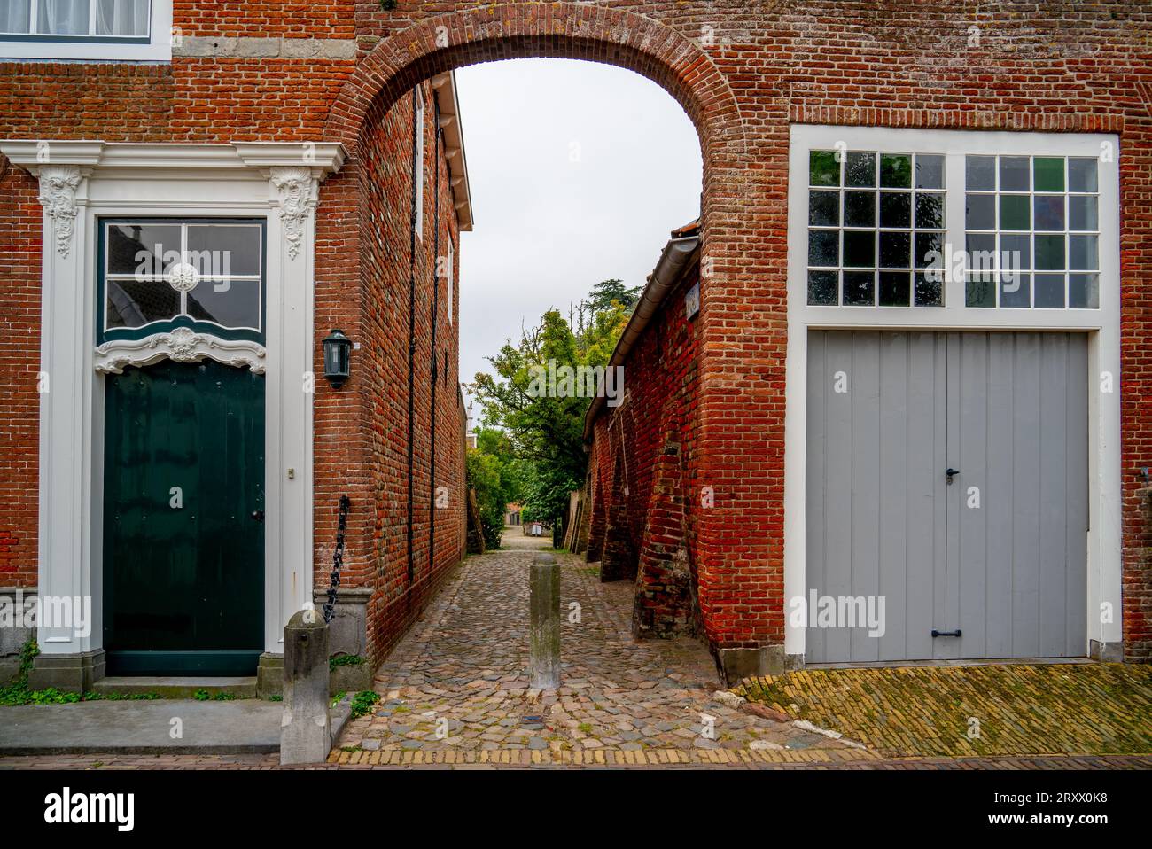 Kleine Gasse im mittelalterlichen Zentrum der Stadt Veere, Niederlande Stockfoto