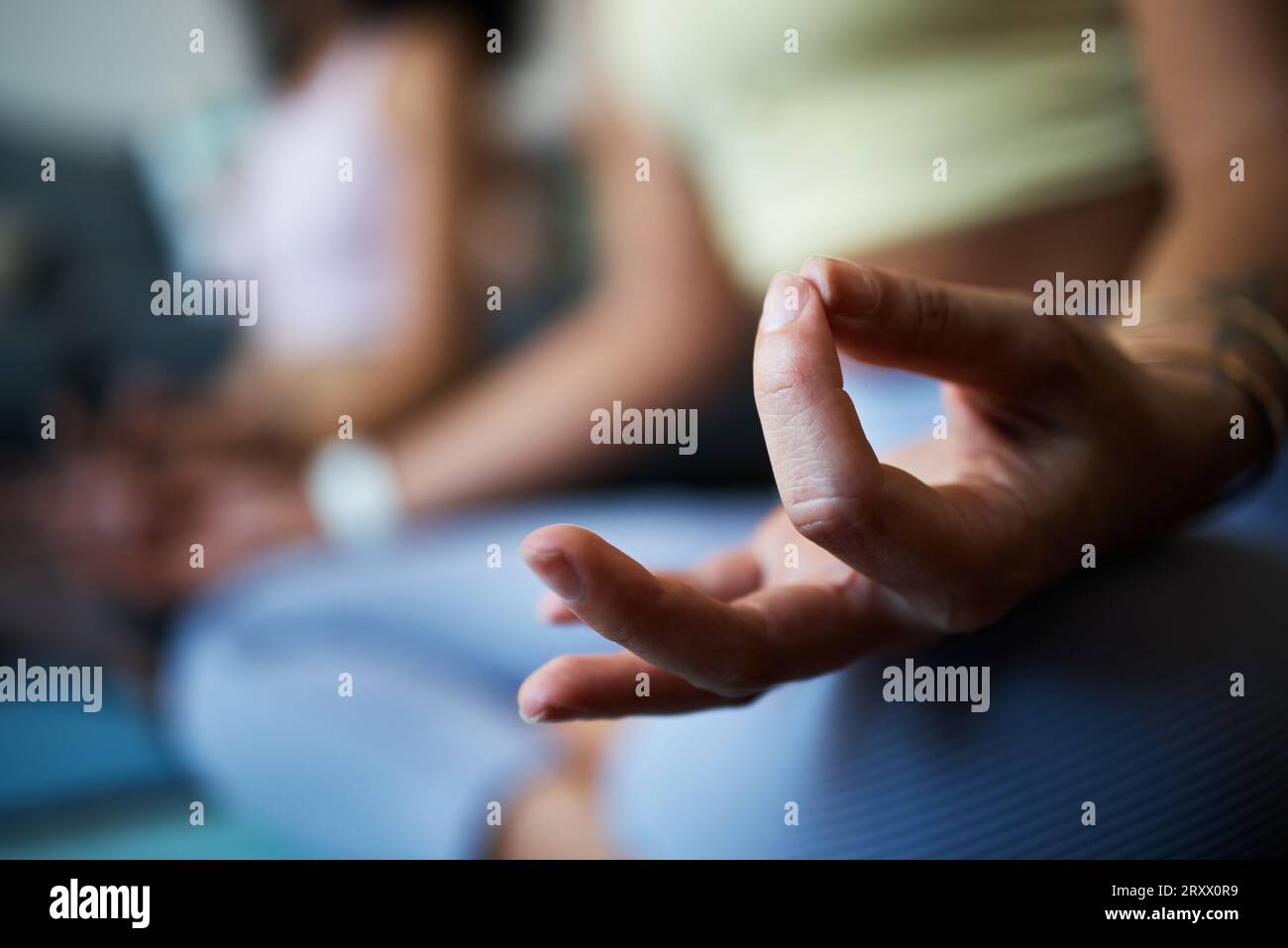 Frau, Hände und Zen für Yoga, Sitzen und Mediation für spirituelles Wohlbefinden, Bewegung und Fitness. Positive Energie, Chakra und Gesundheit in der Sportbekleidung Stockfoto