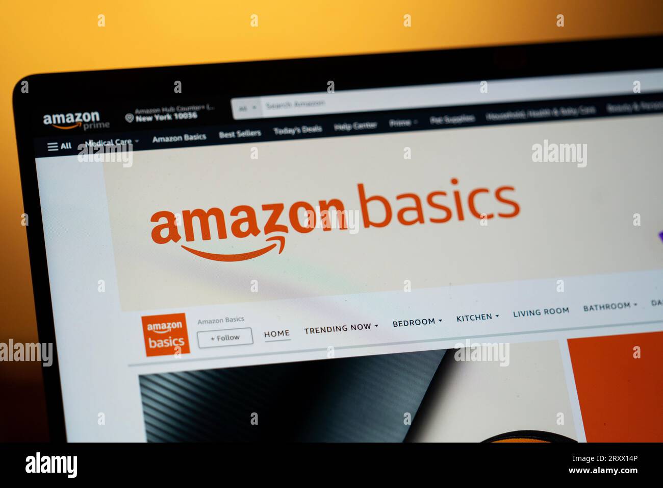(230927) -- WASHINGTON D.C., 27. September 2023 (Xinhua) -- dieses Foto, das am 26. September 2023 in Arlington, USA, aufgenommen wurde, zeigt die Online-Shopping-Website von Amazon. Die US-amerikanische Federal Trade Commission (FTC) und 17 Generalanwälte verklagten am Dienstag Amazon.com, Inc., dass das Online-Einzelhandels- und Technologieunternehmen ein Monopol sei, das eine Reihe von ineinander greifenden wettbewerbswidrigen und unfairen Strategien einsetzt, um seine Monopolmacht illegal aufrechtzuerhalten. (Xinhua/Liu Jie) Stockfoto