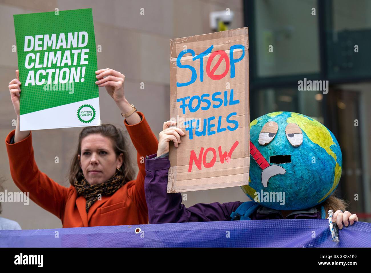 Die Aktivisten nehmen an einem Stop Rosebank-Notfallprotest vor dem Gebäude der britischen Regierung in Edinburgh Teil, nachdem das umstrittene Equinor Rosebank North Sea Oil Field grünes Licht auf den Markt gebracht hatte. Rosebank, eines der größten unerschlossenen Ölfelder in den Gewässern des Vereinigten Königreichs, erhielt von der Regulierungsbehörde der britischen Regierung, der North Sea Transition Authority (NSTA), die Genehmigung zur Entwicklung und Produktion. Bilddatum: Mittwoch, 27. September 2023. Stockfoto