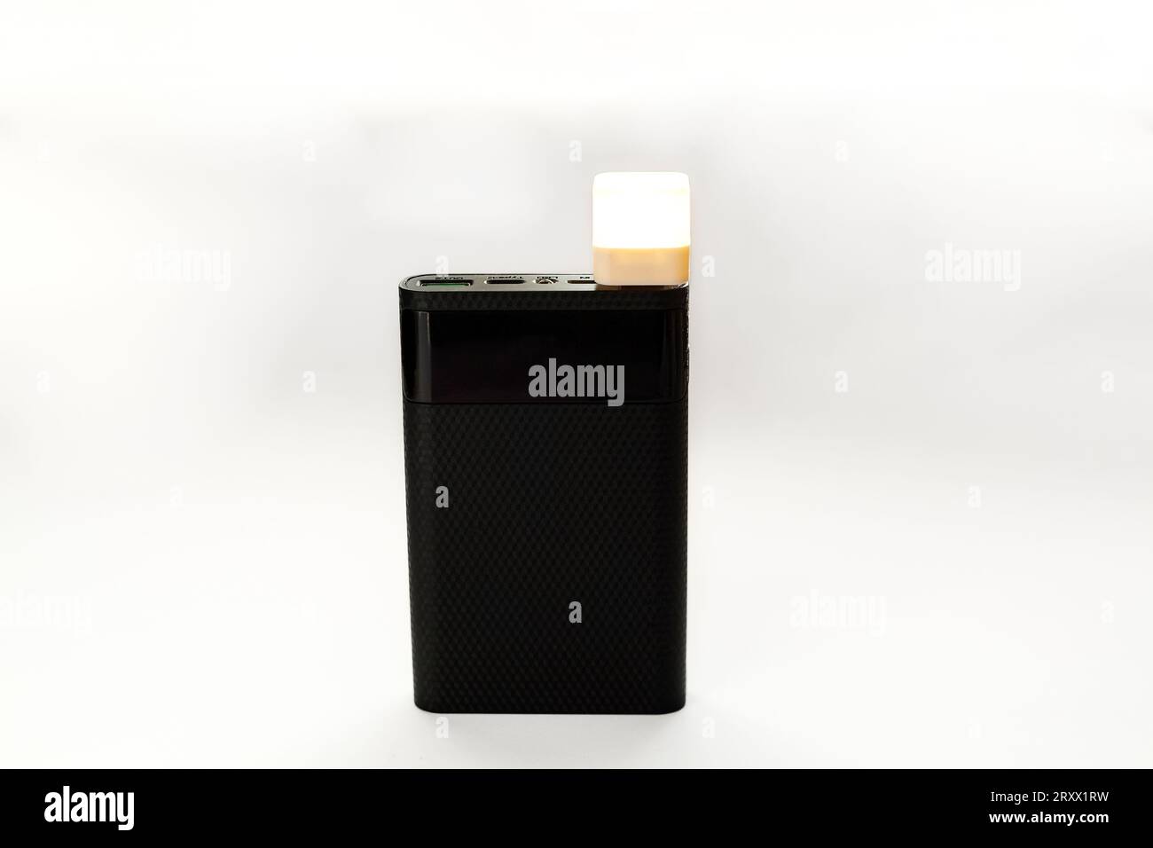 LED-Taschenlampe von Power Bank über USB. Praktische Taschenlampe und schwarze Powerbank auf weißem Hintergrund Stockfoto