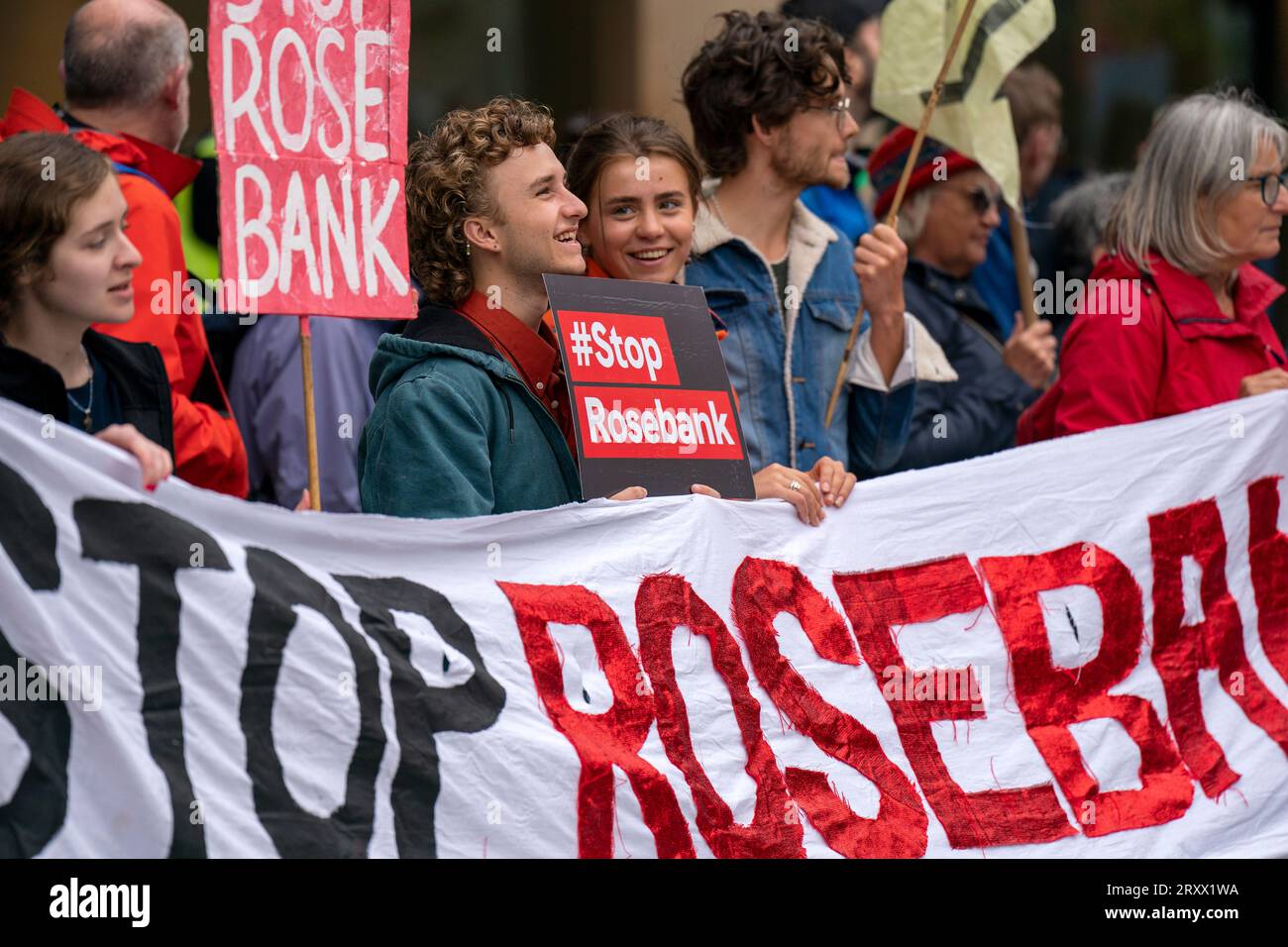 Die Aktivisten nehmen an einem Stop Rosebank-Notfallprotest vor dem Gebäude der britischen Regierung in Edinburgh Teil, nachdem das umstrittene Equinor Rosebank North Sea Oil Field grünes Licht auf den Markt gebracht hatte. Rosebank, eines der größten unerschlossenen Ölfelder in den Gewässern des Vereinigten Königreichs, erhielt von der Regulierungsbehörde der britischen Regierung, der North Sea Transition Authority (NSTA), die Genehmigung zur Entwicklung und Produktion. Bilddatum: Mittwoch, 27. September 2023. Stockfoto