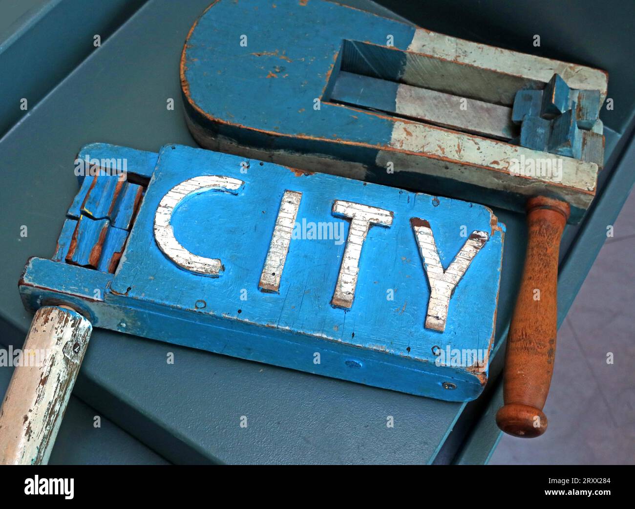 City Wooden Rattle - Manchester City Football Club - Kippax St - Maine Road Stockfoto