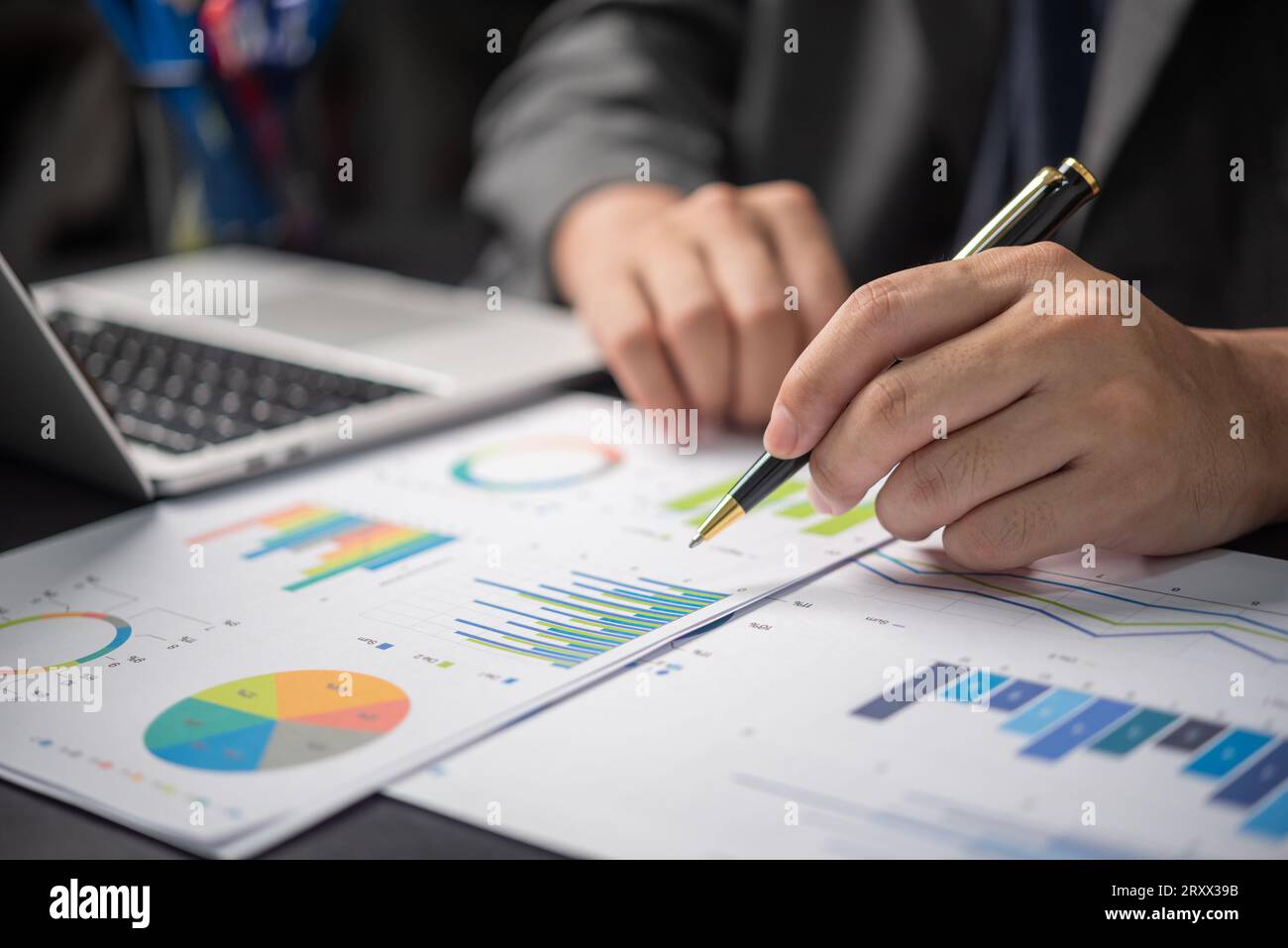 Geschäftsperson, die mit der Analyse von Finanzdokumenten arbeitet. Informationen zu Unternehmensinvestitionen, Planung von Finanz- und Steuersystemen und Geschäftsstrategien Stockfoto