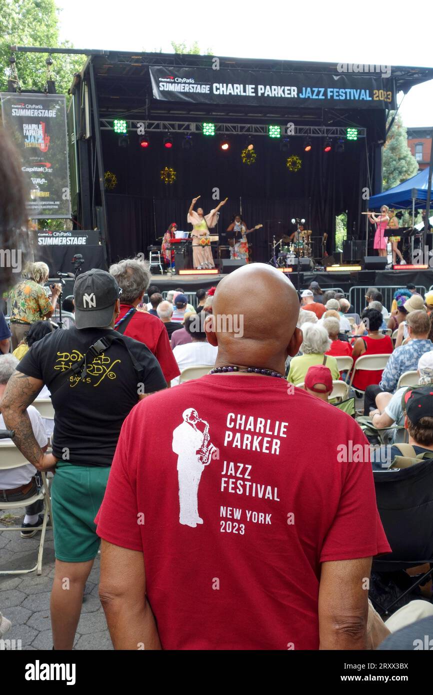 Afro-amerikanischer Mann, der eine weibliche Band beim Charly Parker Festival im Tompkins Square Park, East Village, Manhattan, New York hört, Stockfoto