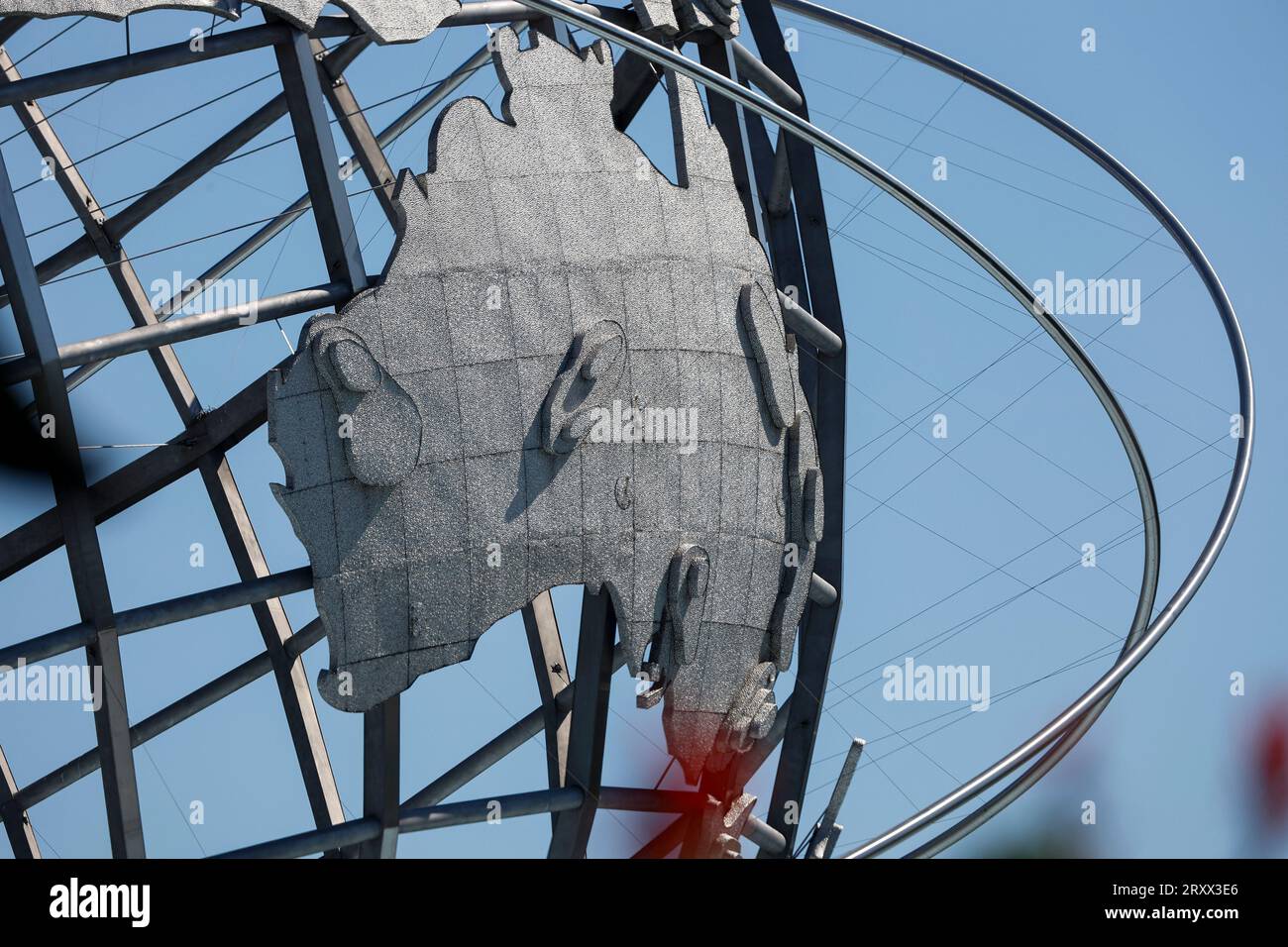 Nahaufnahme des berühmten Unisphere, der den australischen Kontinent im Flushing Meadows Corona Park in Queens, NYC, USA, zeigt. Stockfoto