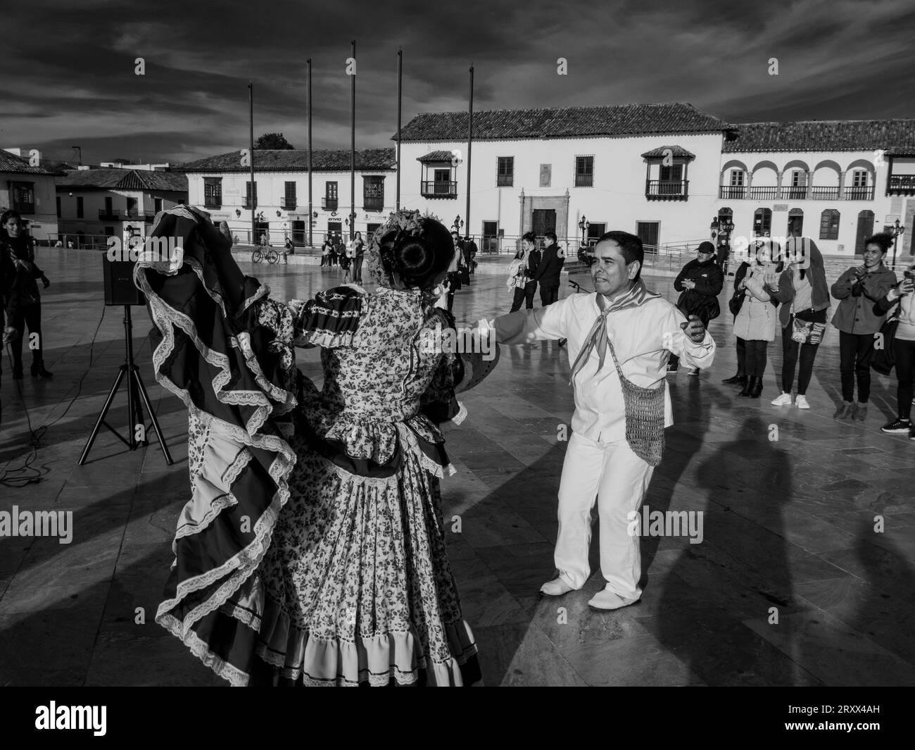 Traditionelle Volkstänzer in einer öffentlichen Show. Tunja Hauptplatz, Boyacá, Kolumbien. Stockfoto