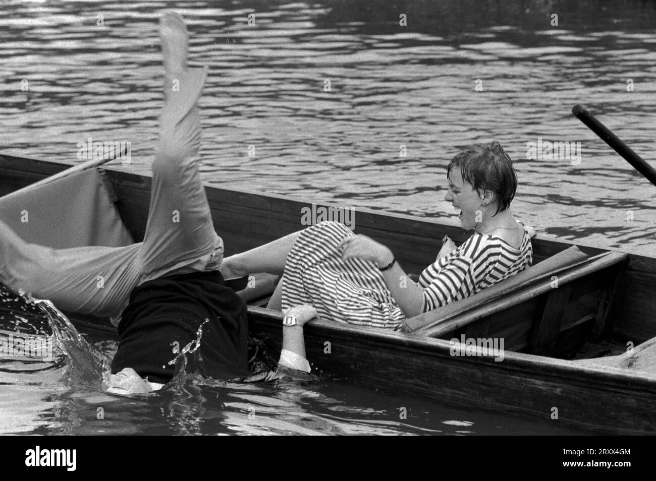 Auf dem Camouflage in Cambridge, einem betrunkenen Studenten, der in den Fluss stürzt, während er am Fluss herumläuft. Cambridge, Cambridgeshire 1983 1980er Jahre UK HOMER SYKES Stockfoto