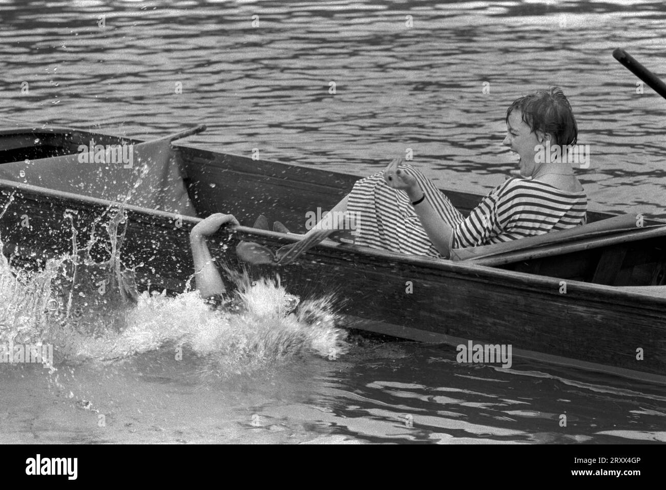 Auf dem Camouflage in Cambridge, einem betrunkenen Studenten, der in den Fluss stürzt, während er am Fluss herumläuft. Cambridge, Cambridgeshire 1983 1980er Jahre UK HOMER SYKES Stockfoto
