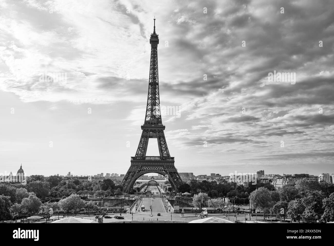 Eiffelturm an einem bewölkten Morgen. Paris, Frankreich Stockfoto