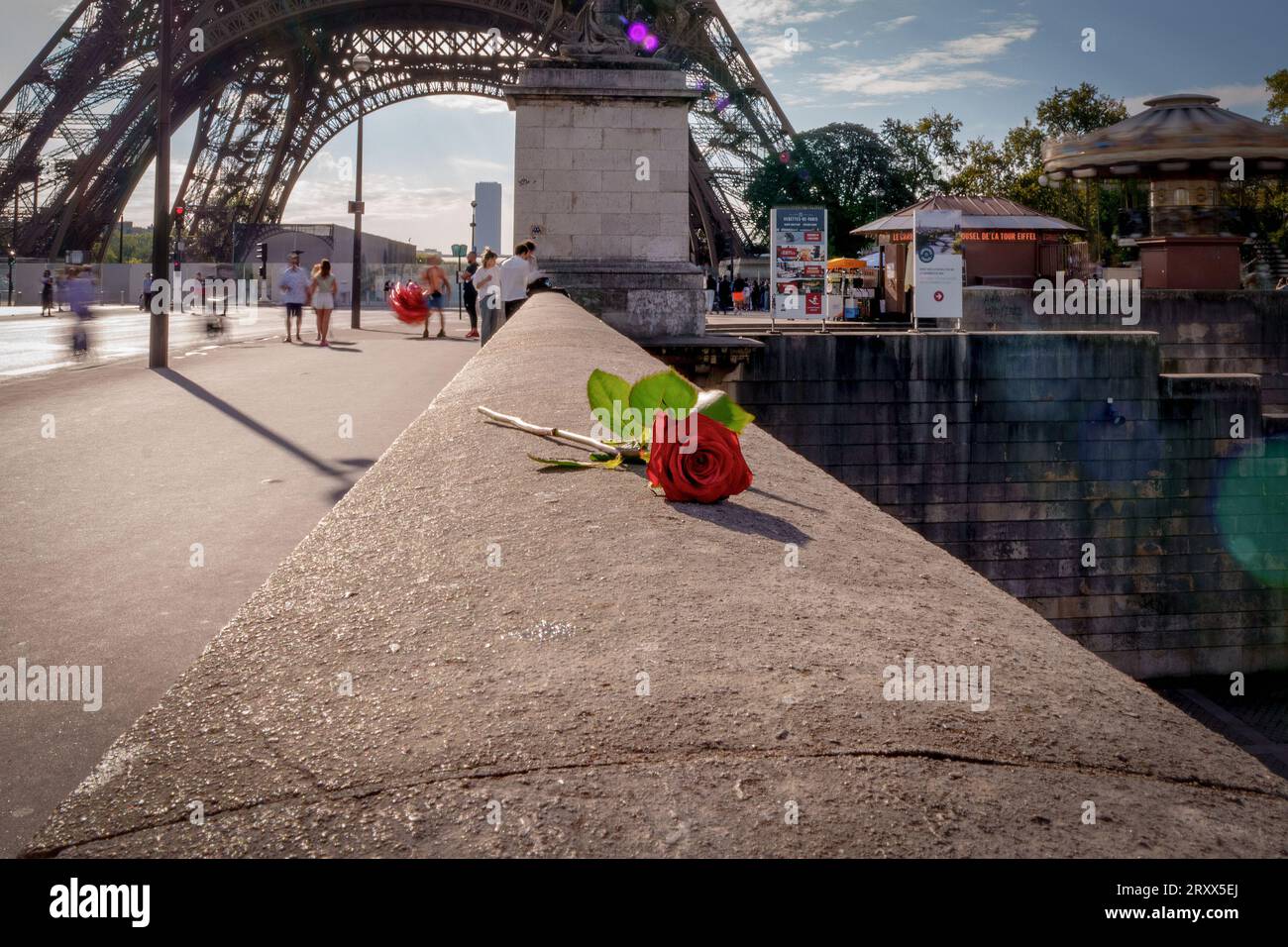 Eine einzelne rote Rose auf der Pont d'lena vor dem Eiffelturm in Paris, Frankreich Stockfoto