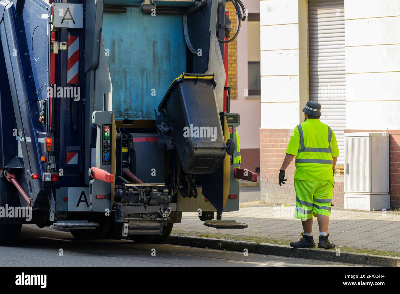 Eine kleine Mülltonne für Kunststoffabfälle wird geleert Stockfoto