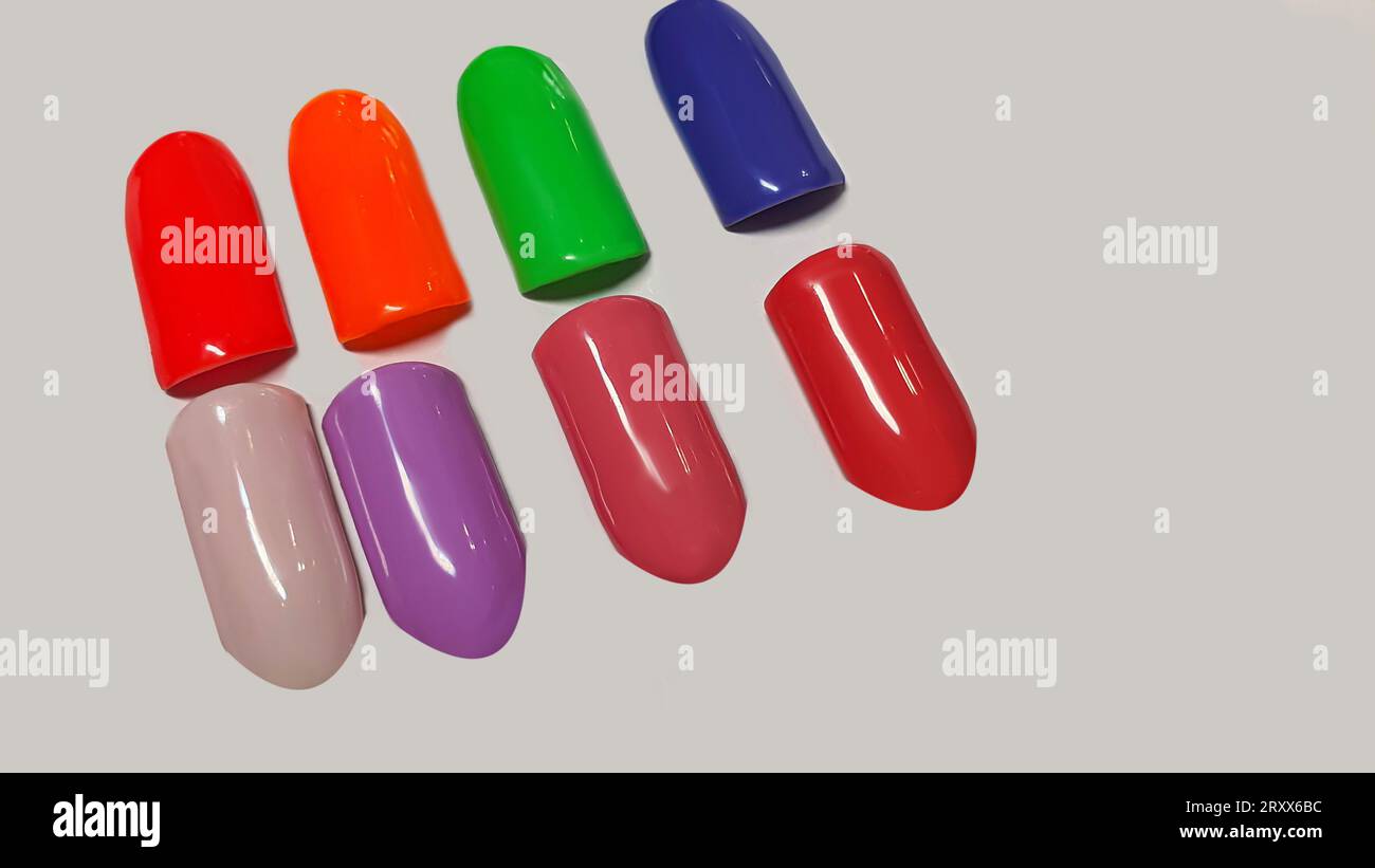 Palette mehrfarbiger Nagellacke. Farbauswahl für Maniküre und gelpolitur. Leerzeichen kopieren. Stockfoto
