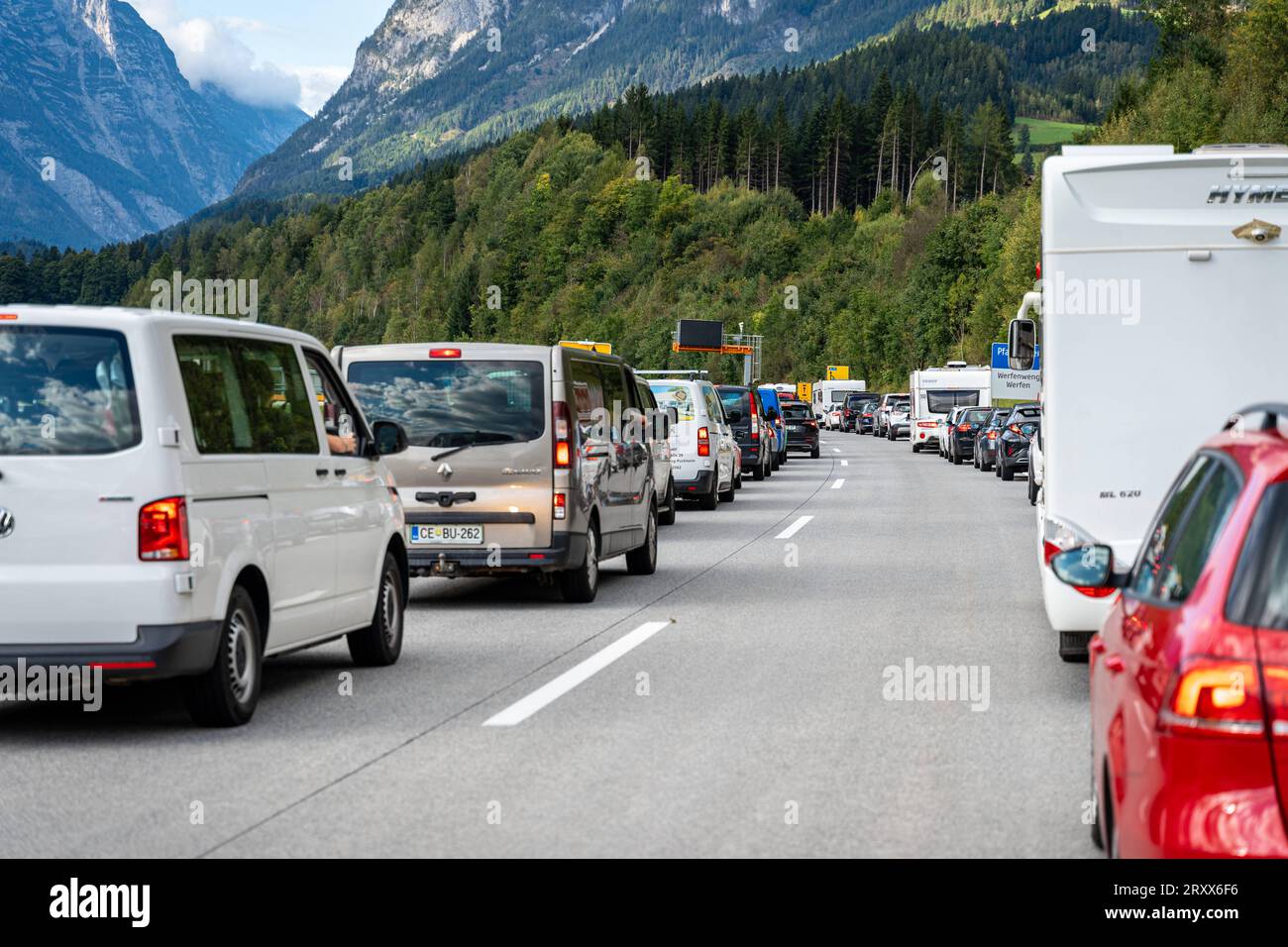 Österreich - 23. September 2023: Notfahrspur auf der Autobahn in Österreich während eines Staus. Fahrzeuge fahren rechts und links von der Fahrspur *** Rettungsgasse auf der Autobahn in Österreich bei einem Stau. Fahrzeuge fahren rechts und links von der Fahrbahn Stockfoto