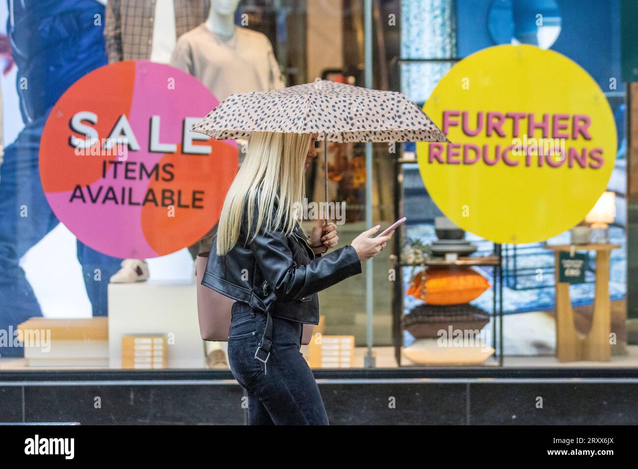 Preston Lancashire, Vereinigtes Königreich Wetter. 27. September 2023. Geschäfte, Einkaufsmöglichkeiten an einem regnerischen Tag im Stadtzentrum. Credit MediaWorldImages/AlamyLiveNews Stockfoto