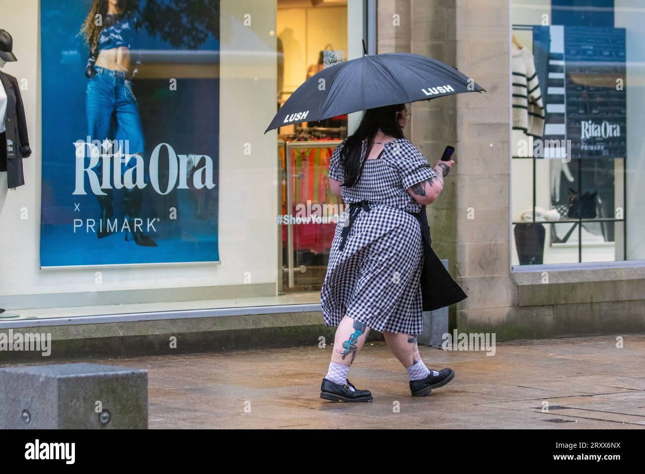 Preston Lancashire, Vereinigtes Königreich Wetter. 27. September 2023. Geschäfte, Einkaufsmöglichkeiten an einem regnerischen Tag im Stadtzentrum. Credit MediaWorldImages/AlamyLiveNews Stockfoto