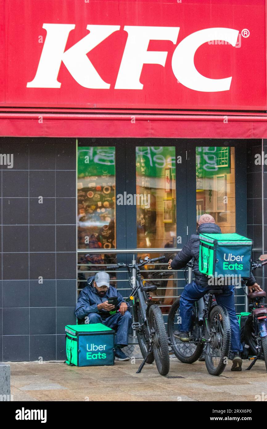 Preston Lancahsire, Vereinigtes Königreich Wetter. 27. September 2023. KFC Food Shops, Uber isst Lieferung an einem regnerischen Tag im Stadtzentrum. Credit MediaWorldImages/AlamyLiveNews Stockfoto