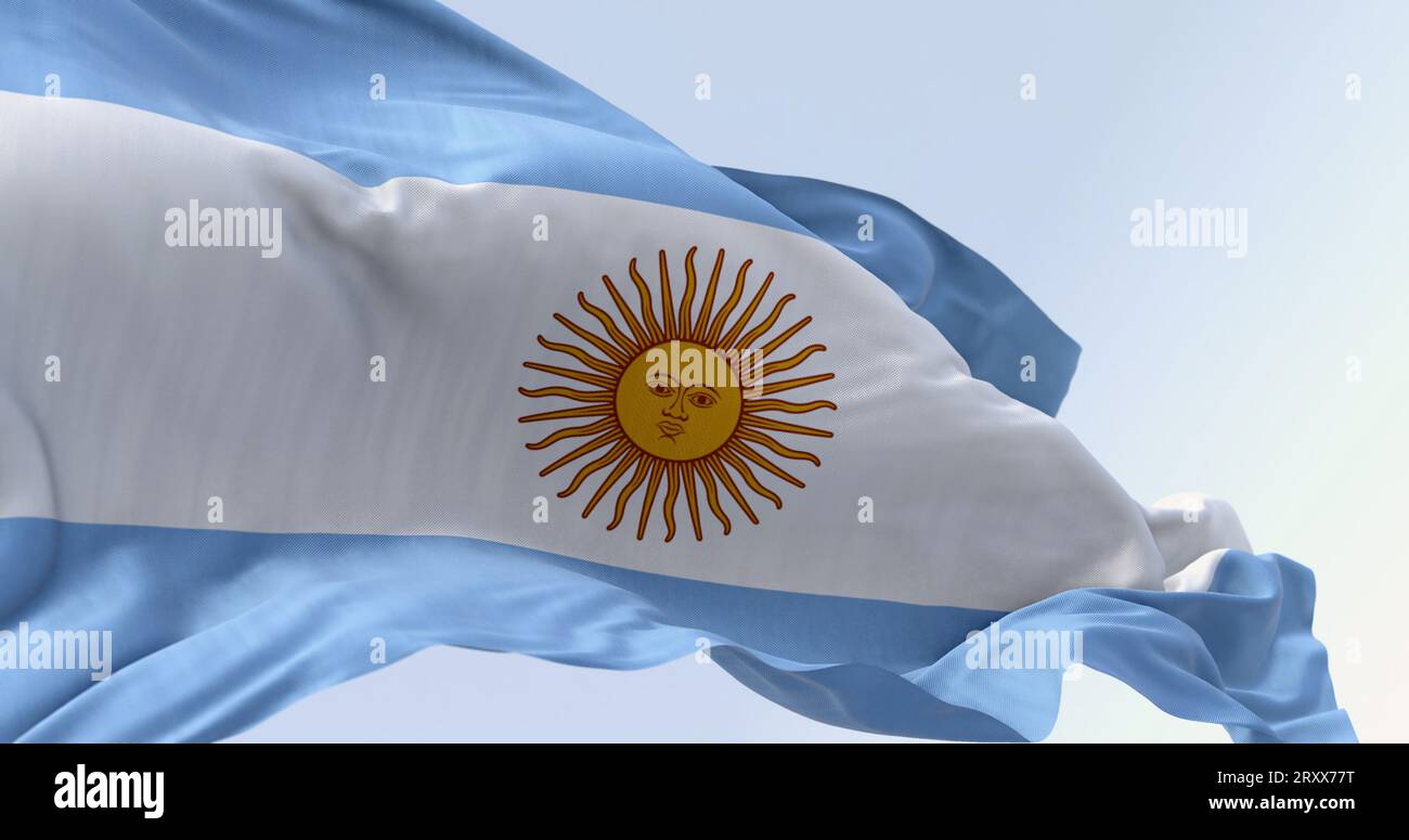 Nahaufnahme der Flagge Argentiniens, die an einem klaren Tag weht. Drei gleiche blaue und weiße horizontale Bänder mit der Sonne im Mai in der Mitte. 3D-Illustrierung Stockfoto
