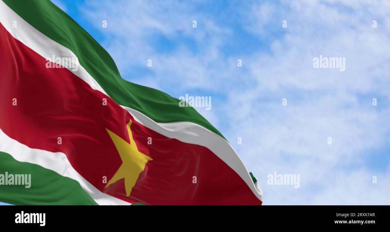 Suriname-Nationalflagge, die an klaren Tagen im Wind winkt. 5 horizontale Streifen: Grün, weiß, rot, weiß, grün, Gelber Stern in der Mitte. Abbildung 3D Stockfoto