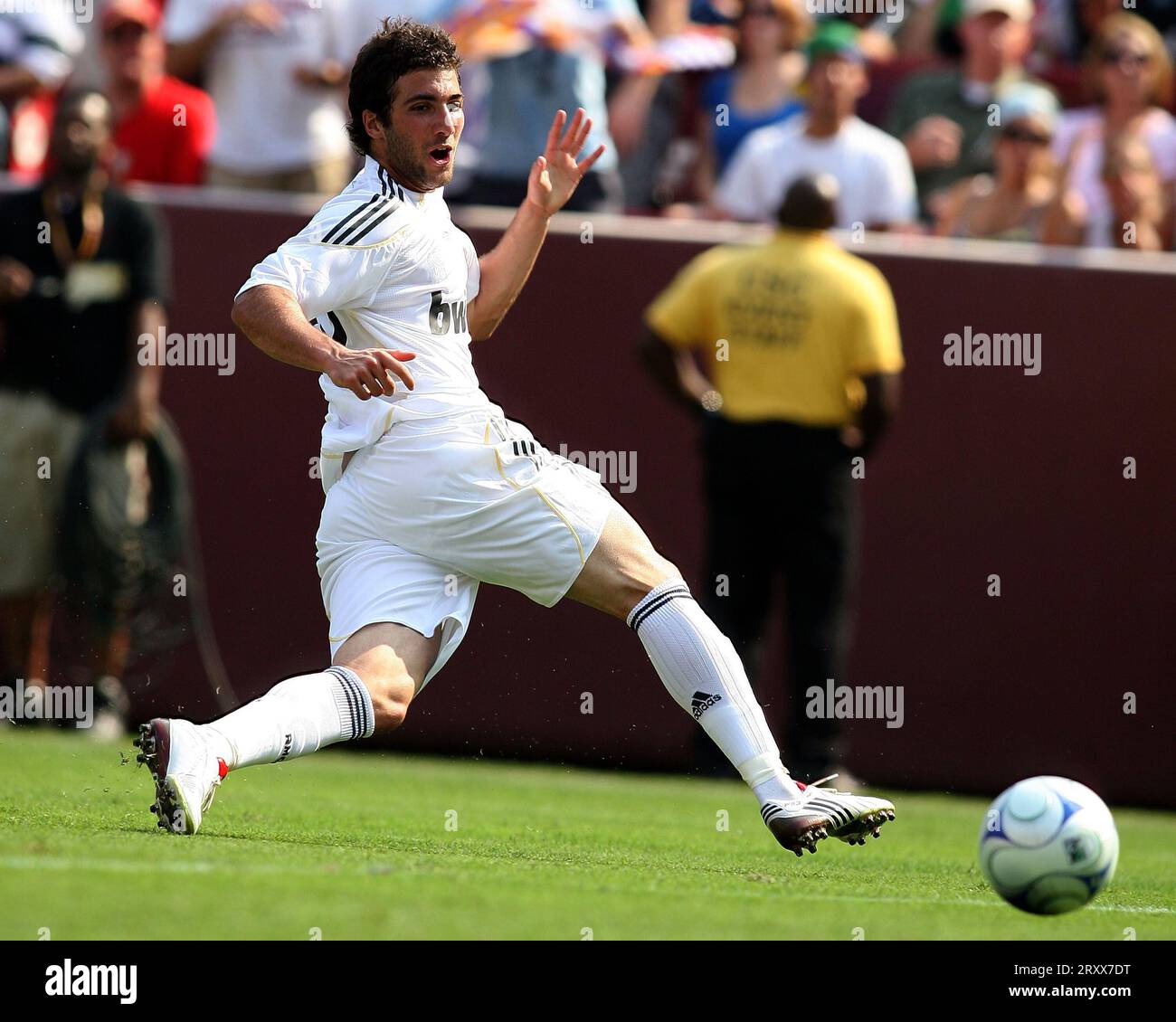 LANDOVER, MD - AUGUST 09: Gonzalo Higuian #20 von Real Madrid dreht sich um, um zu sehen, wie sein Schuss das erste Tor für Real wurde, während eines internationalen Freundschaftsspiels gegen D.C. United im Fedex Field am 9. August 2009 in Landover, MD. Stockfoto