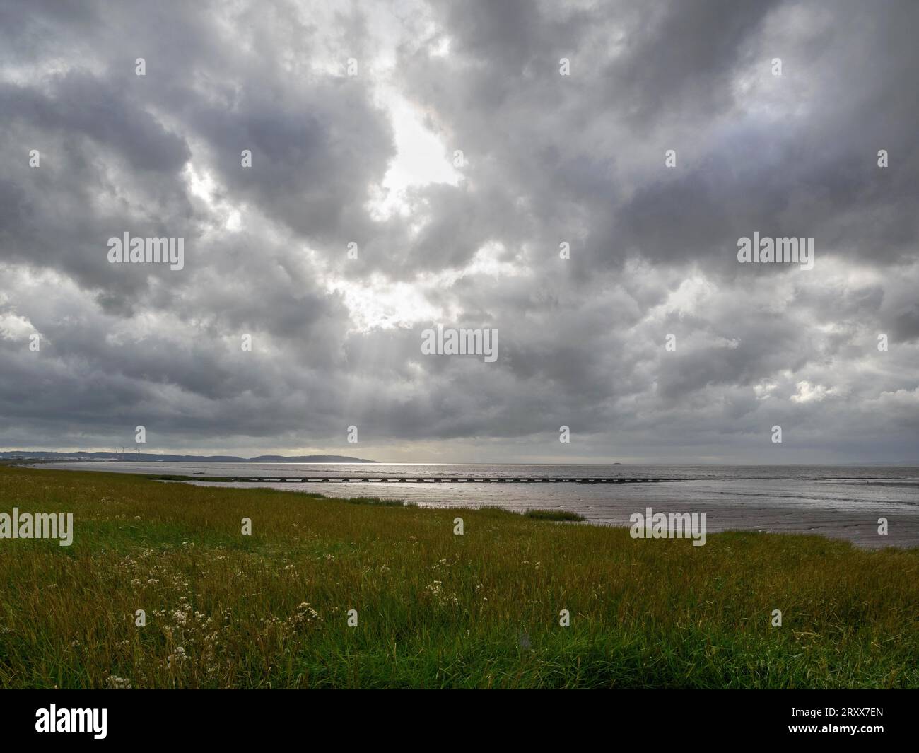 Die Severn Estuary in Severn Beach Gloucestershire UK mit Blick auf South Wales an einem bewölkten Tag Stockfoto