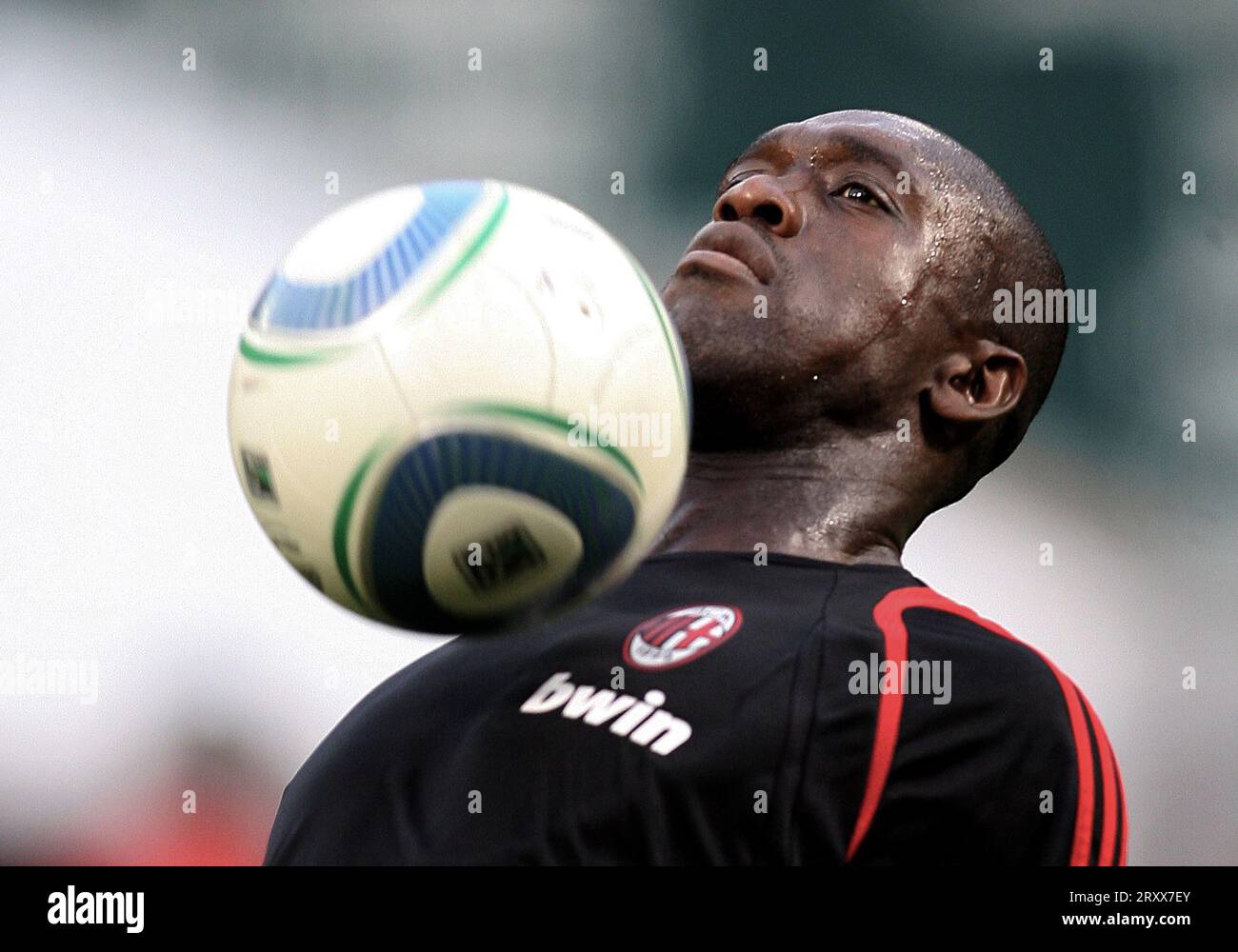 Clarence Seedorf von A.C. Mailand gewann im Rahmen eines internationalen Freundschaftsspiels gegen D.C. United im RFK Stadium am 26 2010. Mai in Washington United mit 3:2. Stockfoto